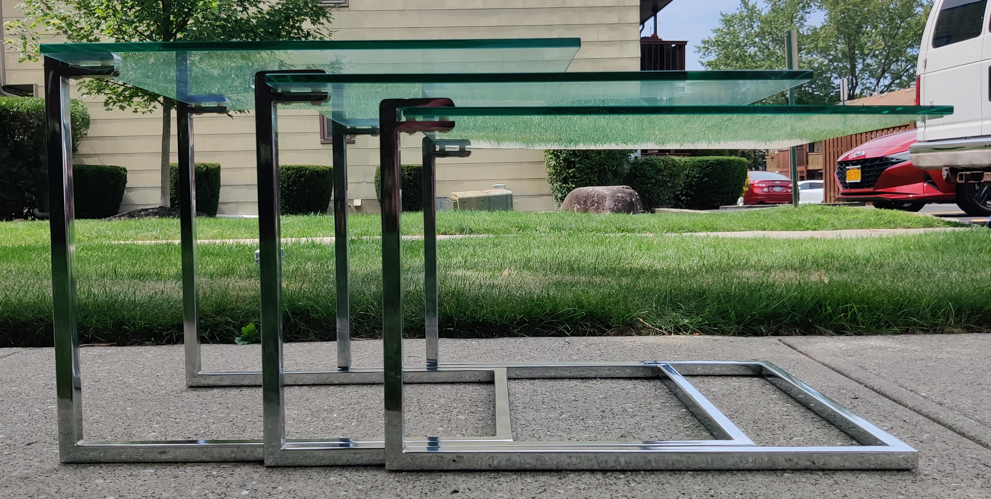 Set aus drei Schachteltischen aus Glas und verchromtem Stahl des Design Institute America im Angebot 3
