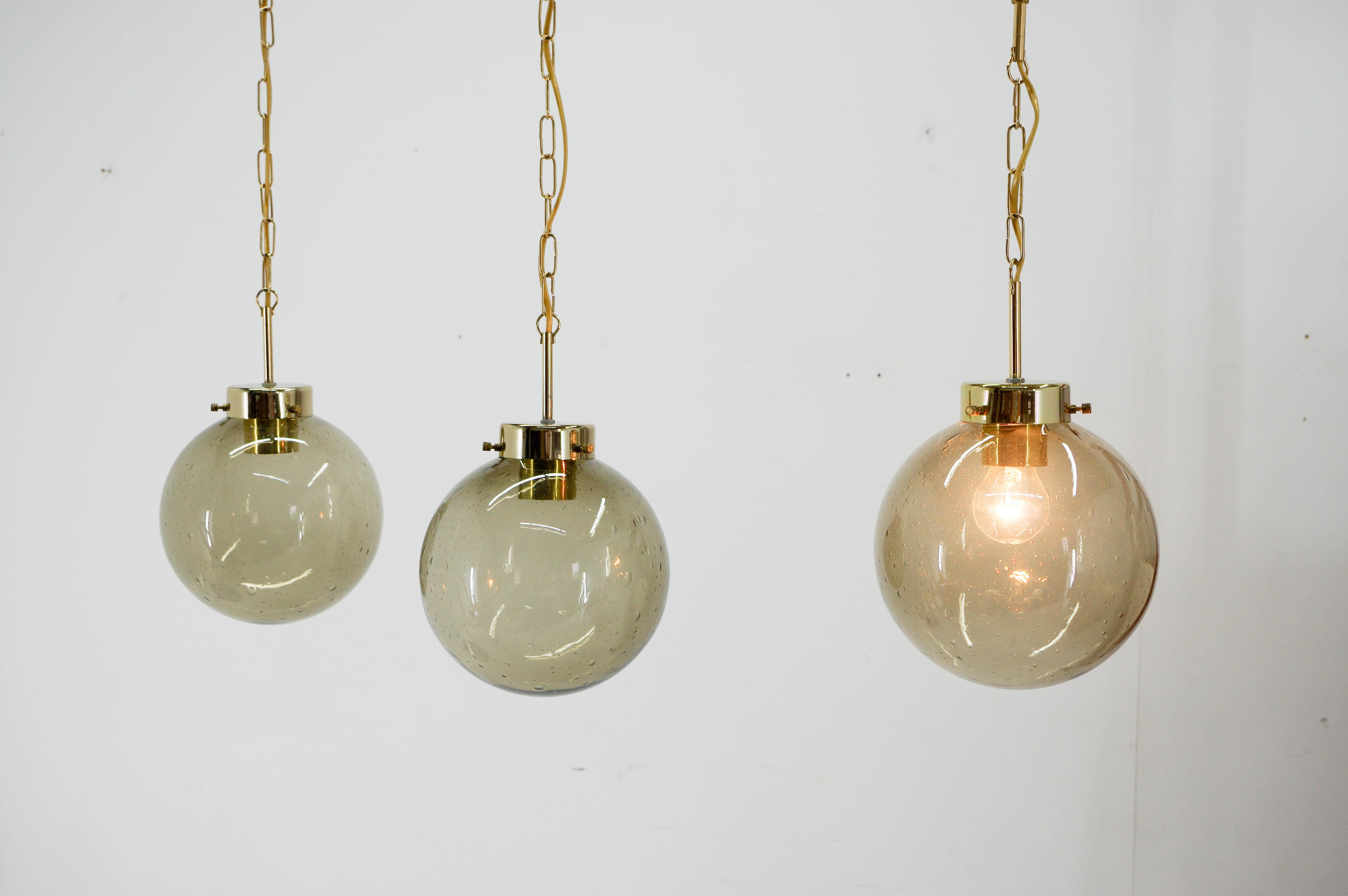Set di tre pendenti in vetro soffiato a bolle d'aria in perfette condizioni.
Altezza totale, compresa la catena: 98 cm, 80 cm, 57 cm.
Ricablata: 40W, lampadine E25-E27
Compatibile con il cablaggio USA
