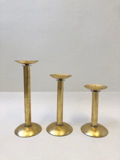 Set di tre candelieri in ottone e cromo a foglia d'oro di Karl Springer