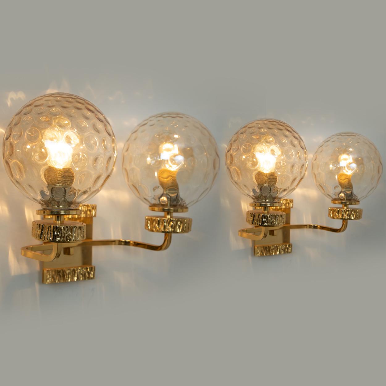 italien Ensemble de trois luminaires en verre plaqué or dans le style de Brotto, Italie en vente