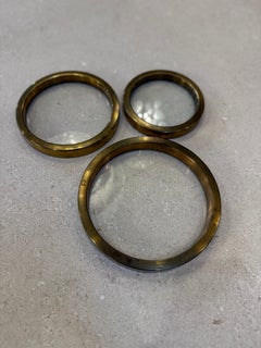 Set di tre vassoi graduati in ottone e vetro, Italia, anni '70