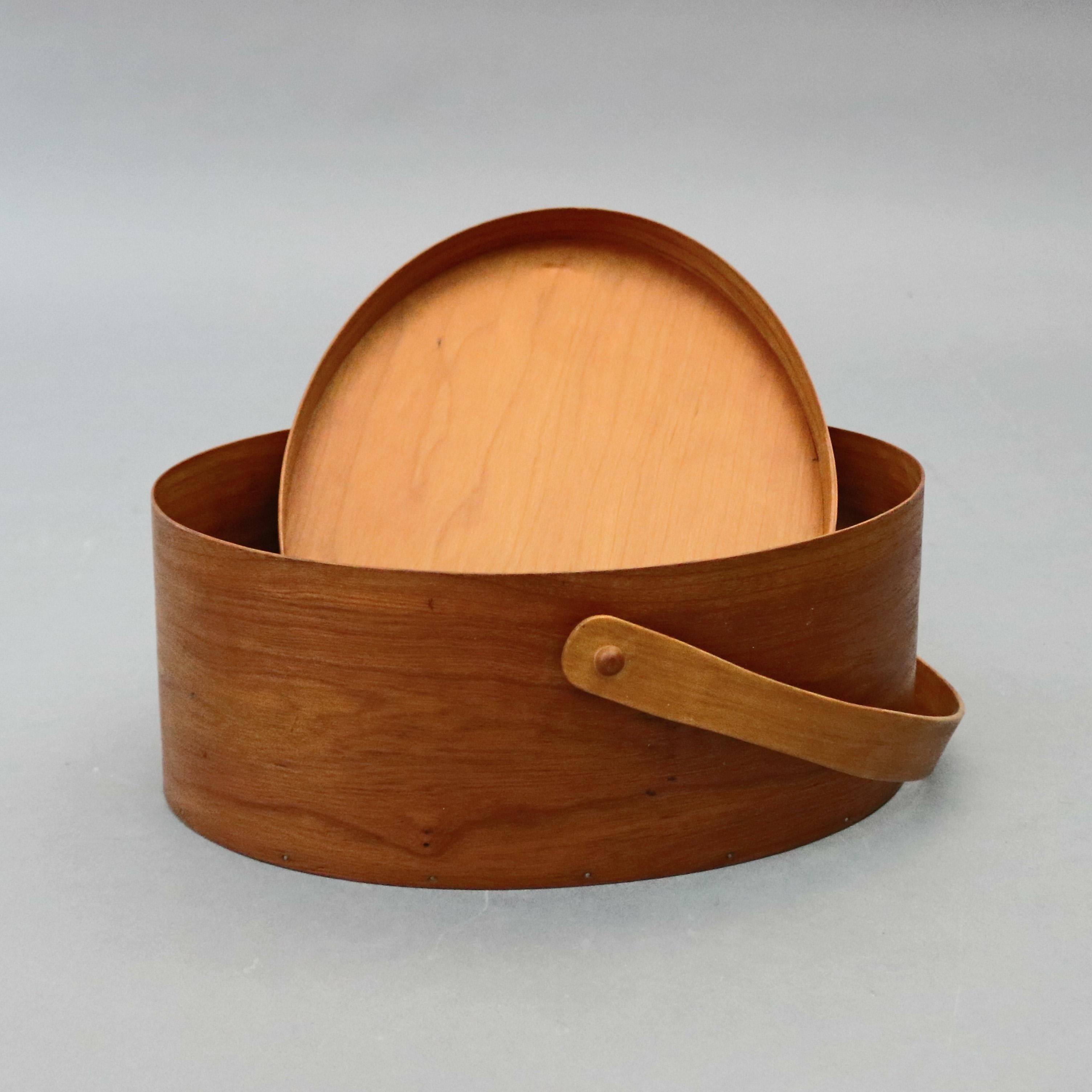 Set of Three Graduated Oval Lesher School Handled Shaker Boxes, 20th Century 4