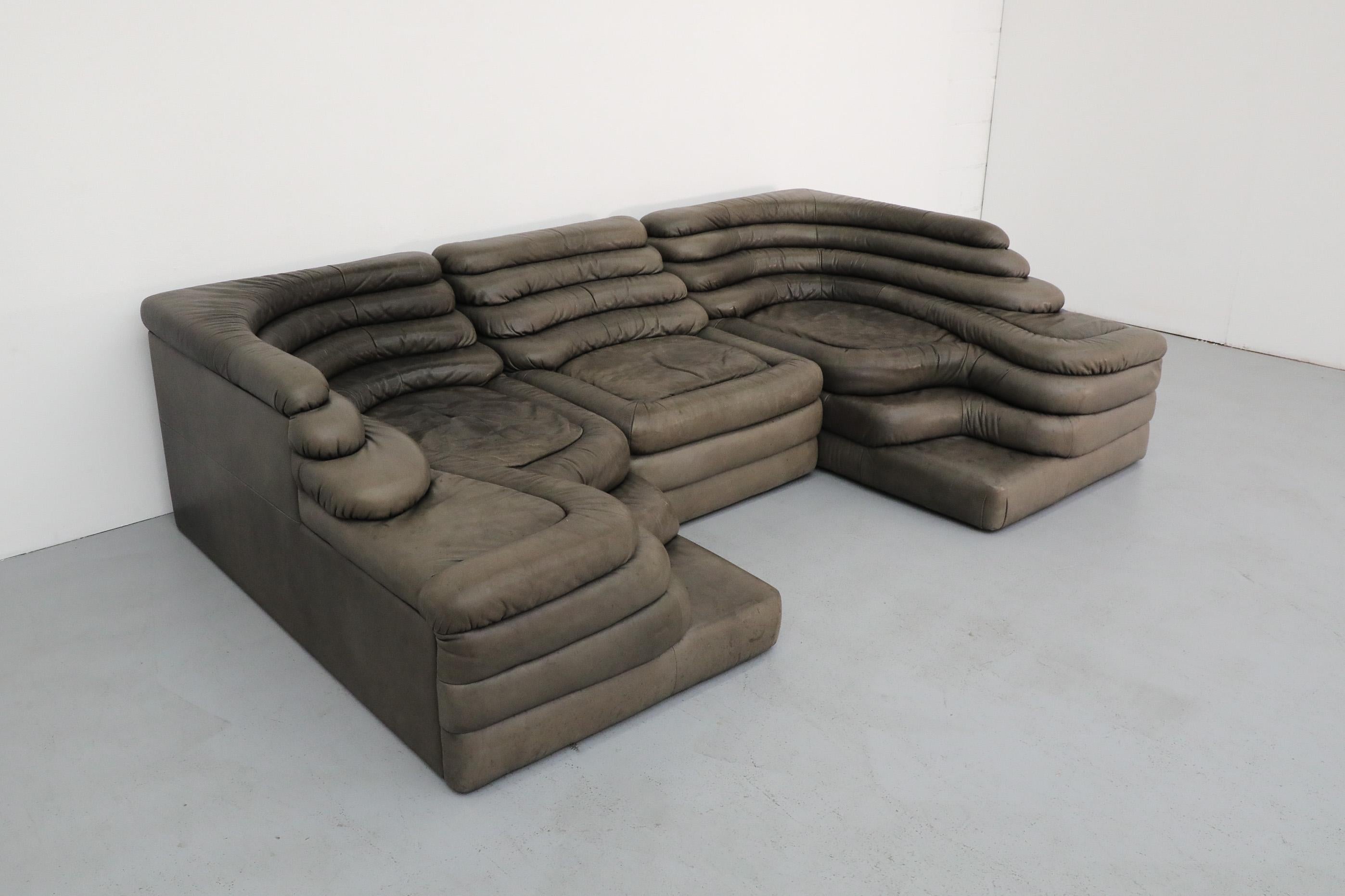 Cuir Ensemble de trois canapés De Sede DS-1025 Terrazza en cuir gris par Ubald Klug, 1970