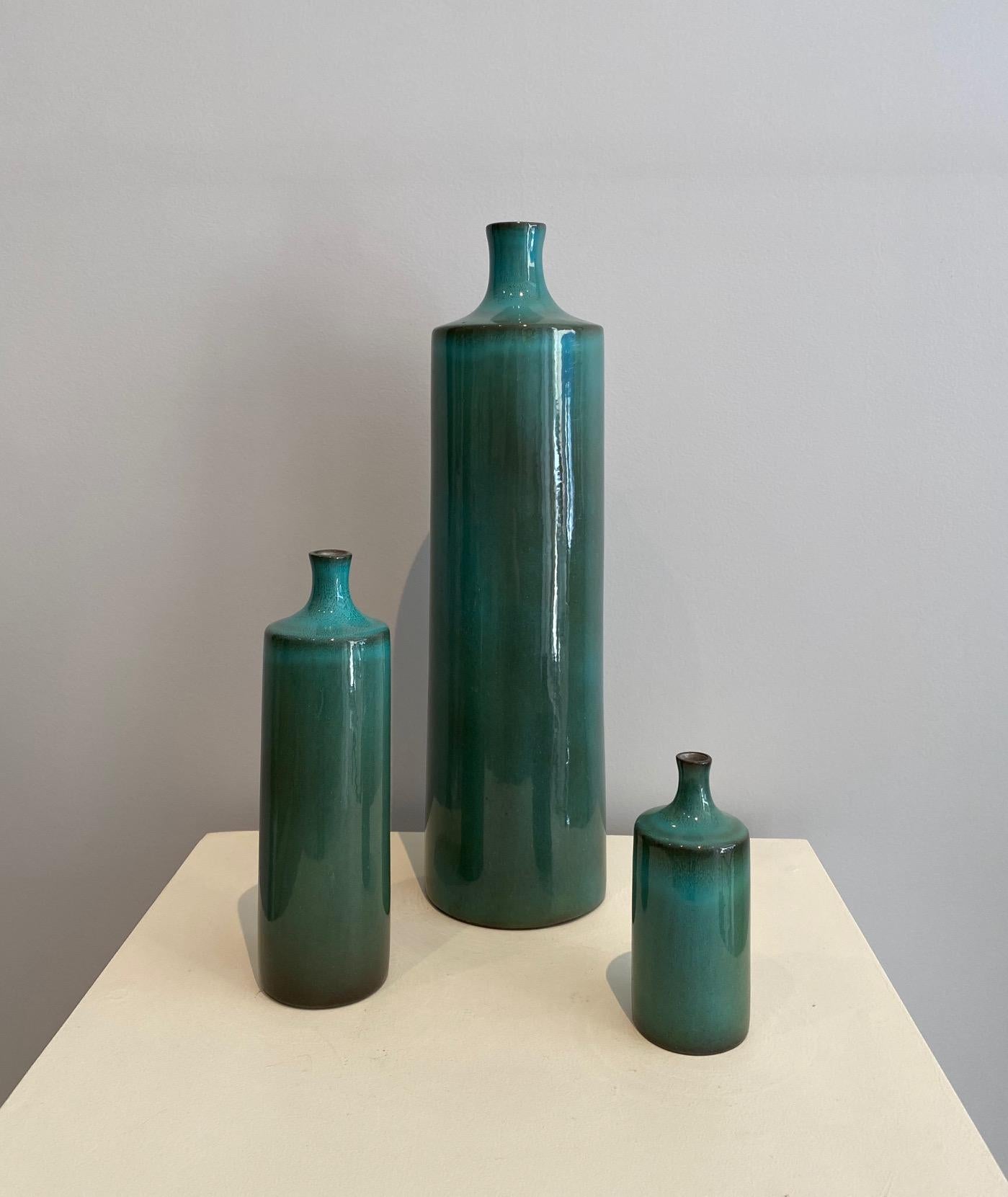 Shiny green set of 3 bottle vases by Jacques et Dani Ruelland, 1960s.
All signed on back

Dimensions:
H 40 cm
H 21 cm
H 11 cm.