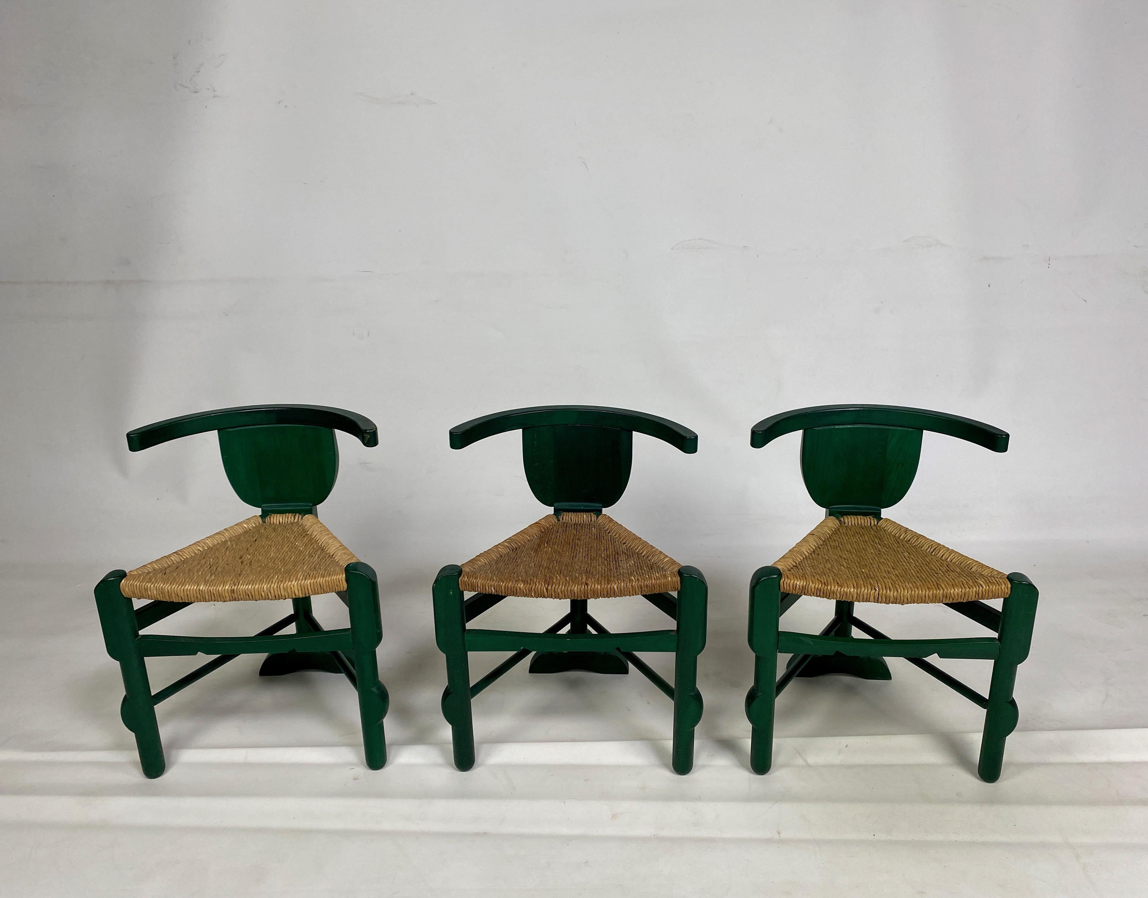 Three side chairs

After a design by Bernhard Hoetger

Rare chairs in stained oak, triangular structure with a backrest surmounted by a curved headband with a braided rush seat. The rear leg with geometric cutouts resting on a block