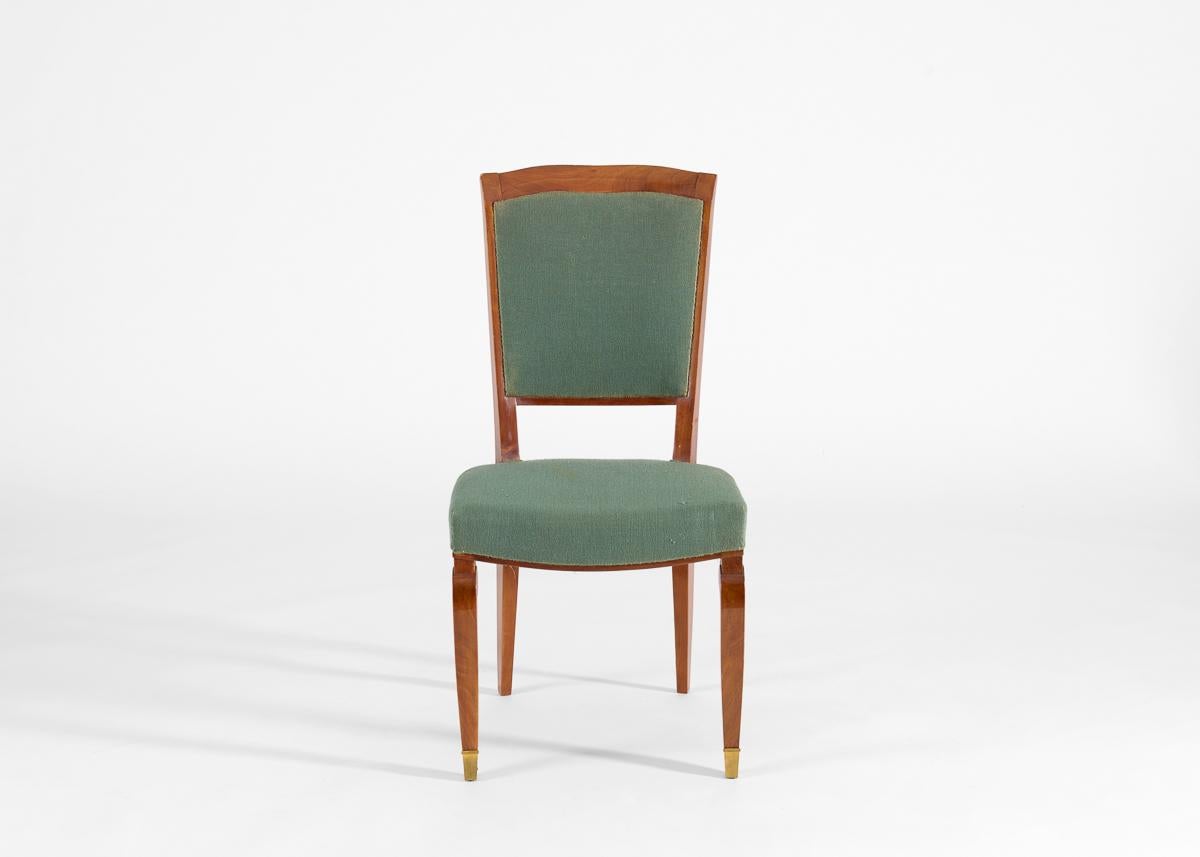 Cet ensemble de trois chaises de salle à manger incarne l'élégance discrète d'Eleg à cette époque. Les pieds légèrement incurvés sont finis en sabots de bronze et la barre de chaise présente une ligne subtilement ondulée. Numérotés 19592, 19593 et