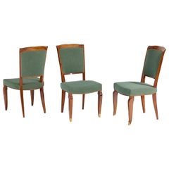 Set aus drei grün gepolsterten Beistellstühlen