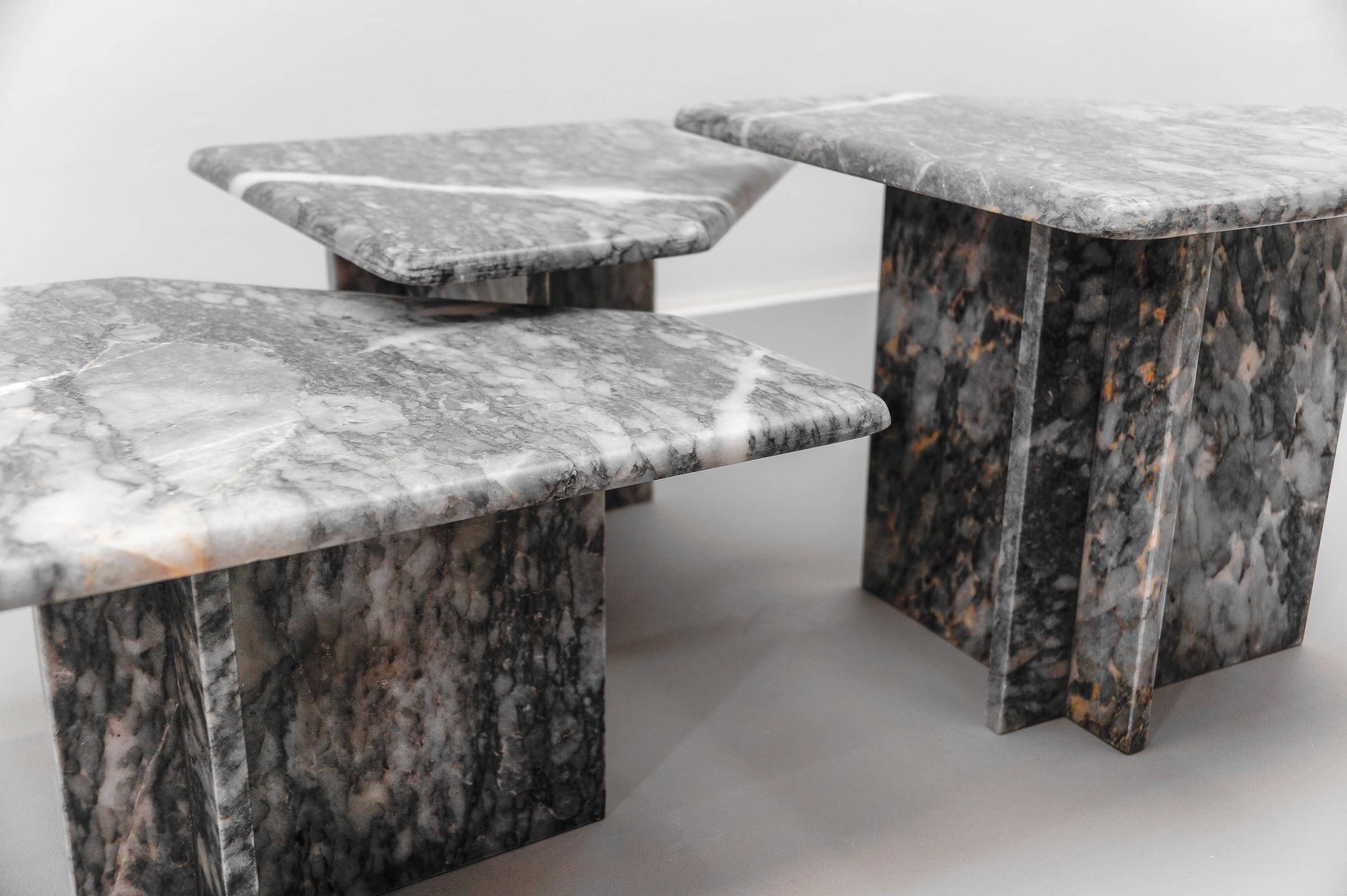 Ensemble de trois tables basses en marbre gris de Carrare, Italie, années 1960 Marbre italien en vente 6
