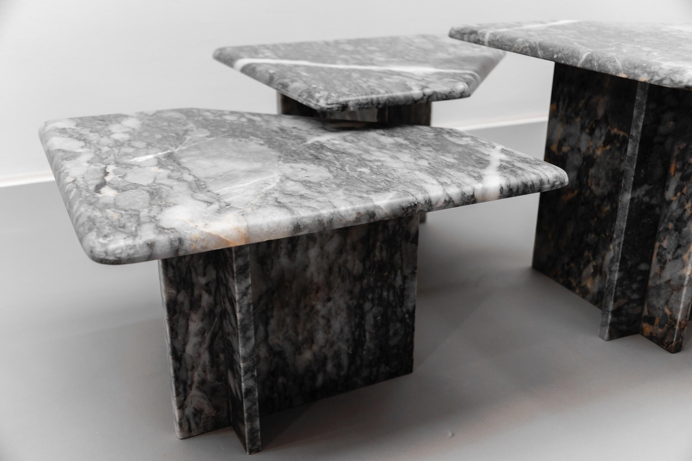 Ensemble de trois tables basses en marbre gris de Carrare, Italie, années 1960 Marbre italien en vente 7