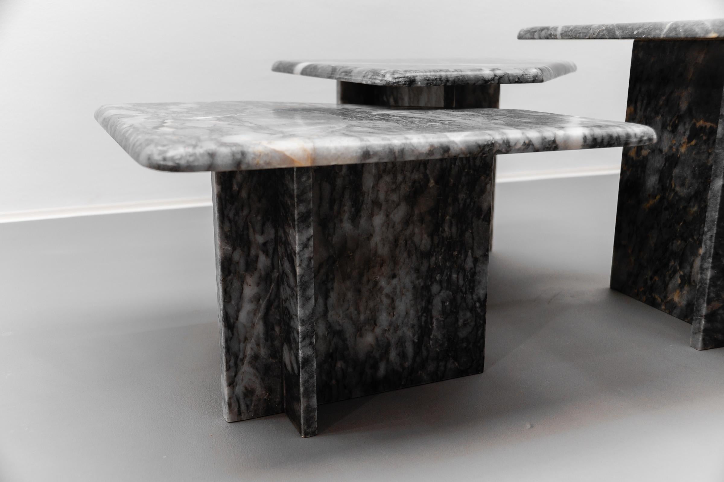 Ensemble de trois tables basses en marbre gris de Carrare, Italie, années 1960 Marbre italien en vente 8