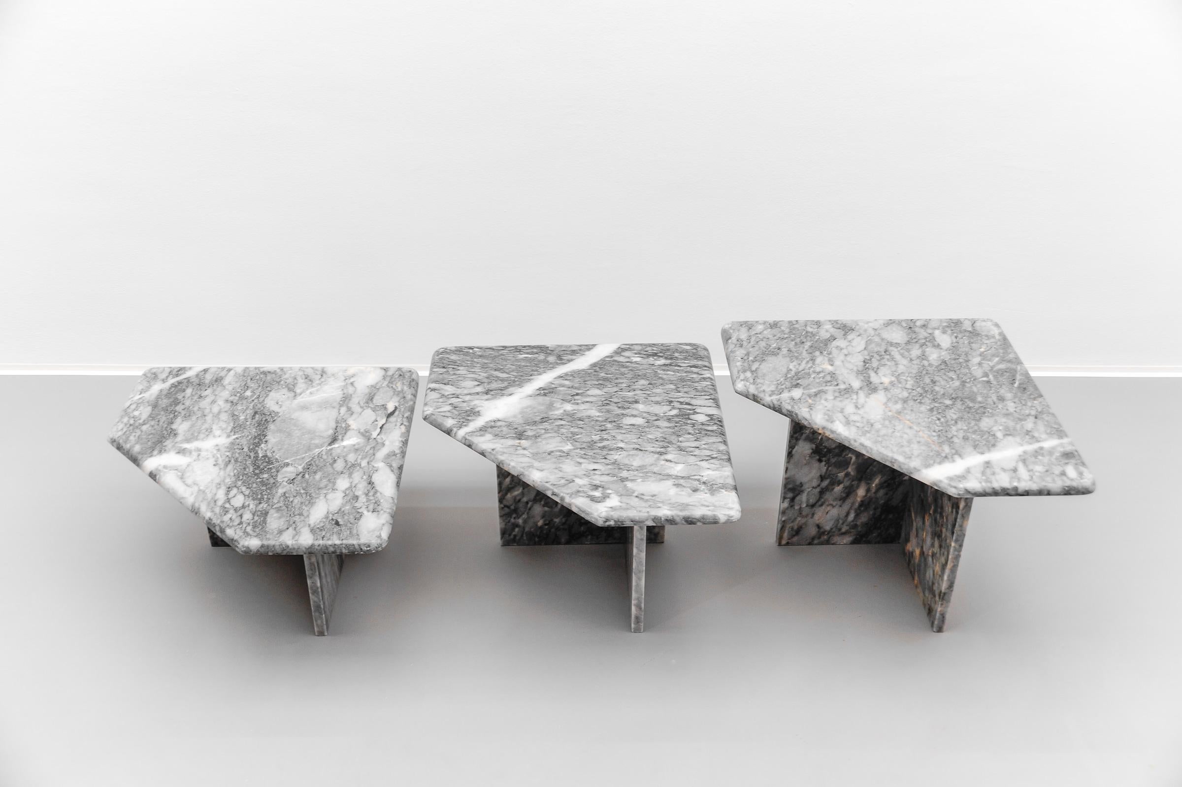Ensemble de trois tables basses en marbre gris de Carrare, Italie, années 1960 Marbre italien Bon état - En vente à Nürnberg, Bayern