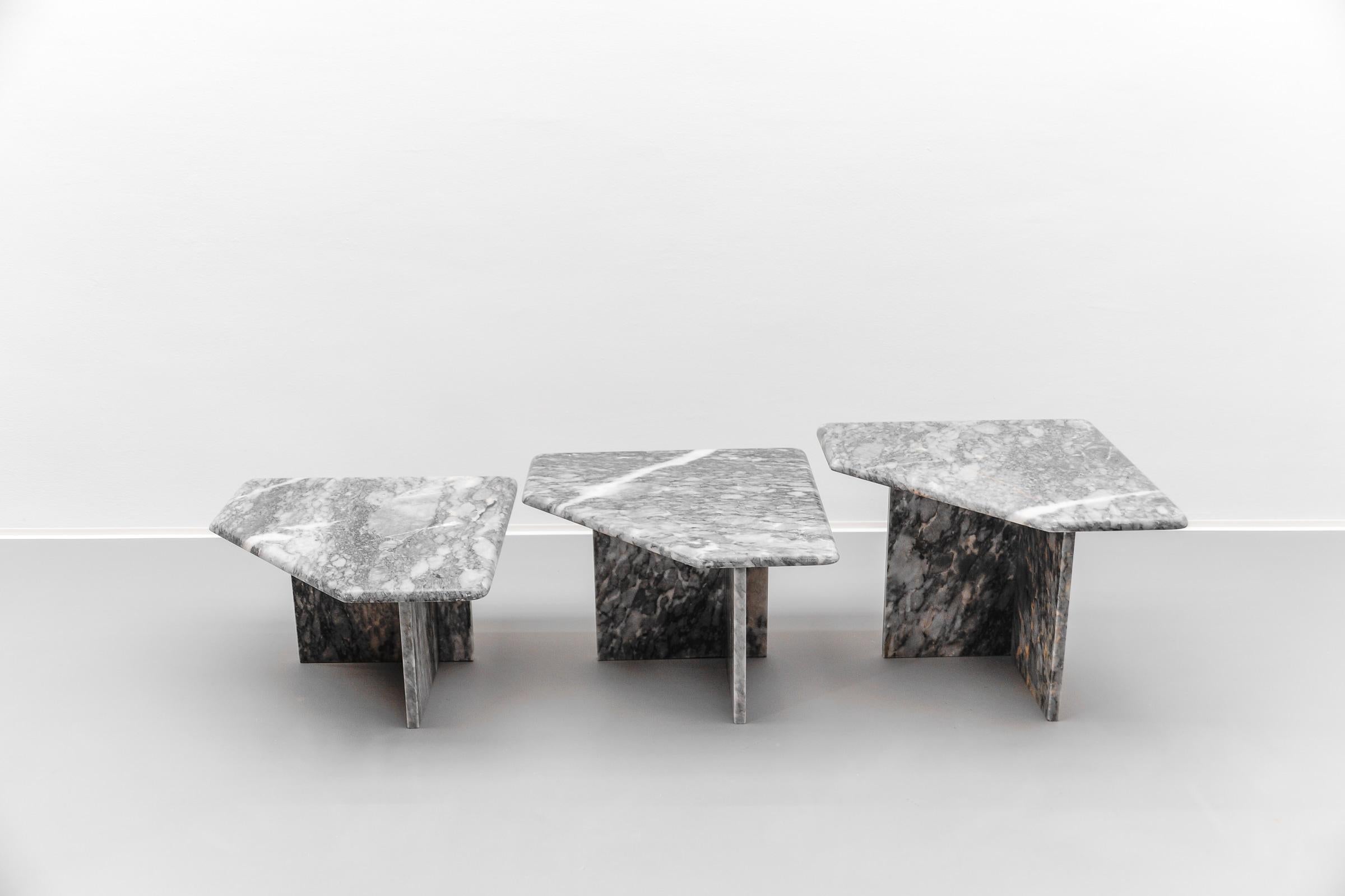 Milieu du XXe siècle Ensemble de trois tables basses en marbre gris de Carrare, Italie, années 1960 Marbre italien en vente