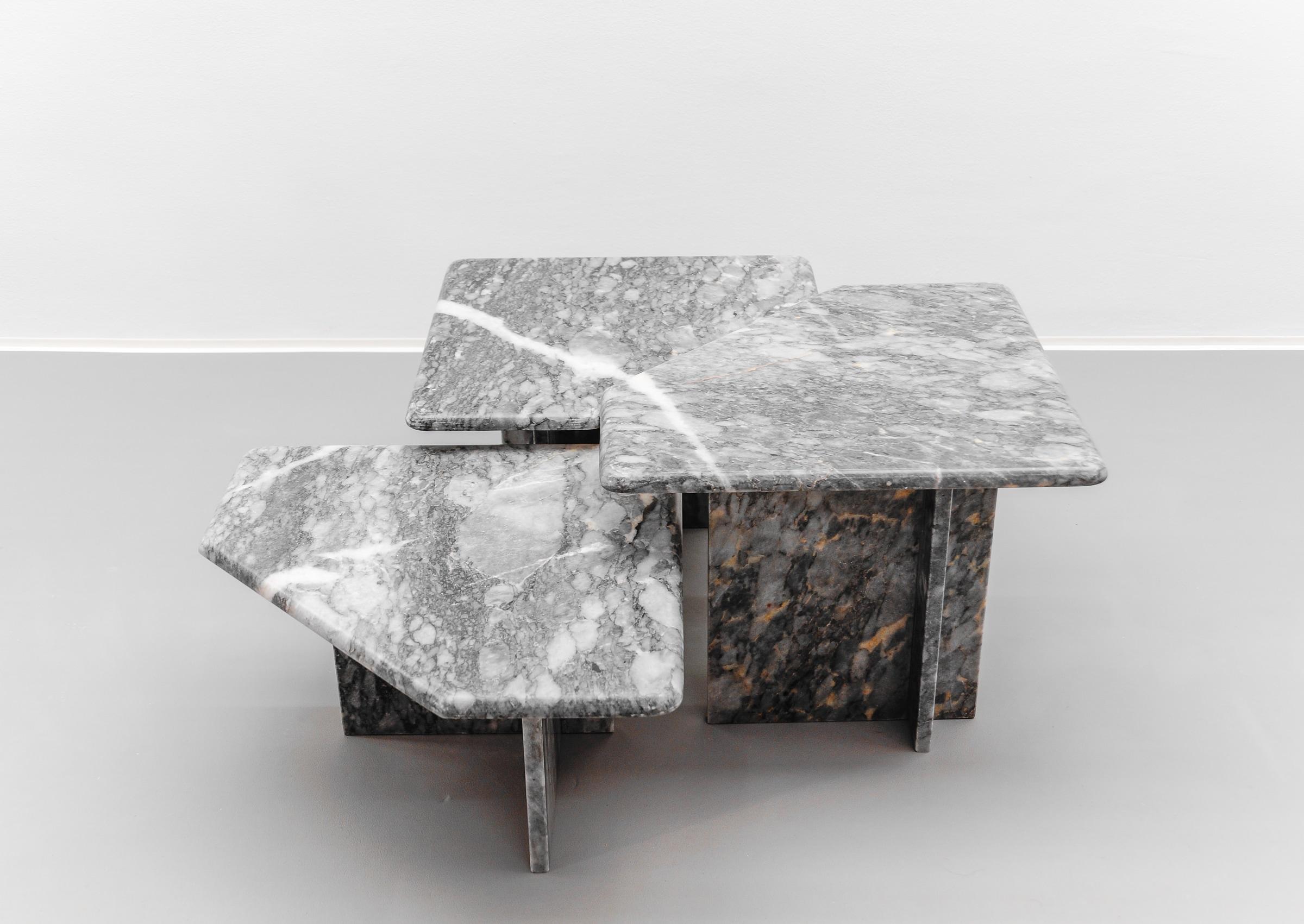 Pierre Ensemble de trois tables basses en marbre gris de Carrare, Italie, années 1960 Marbre italien en vente