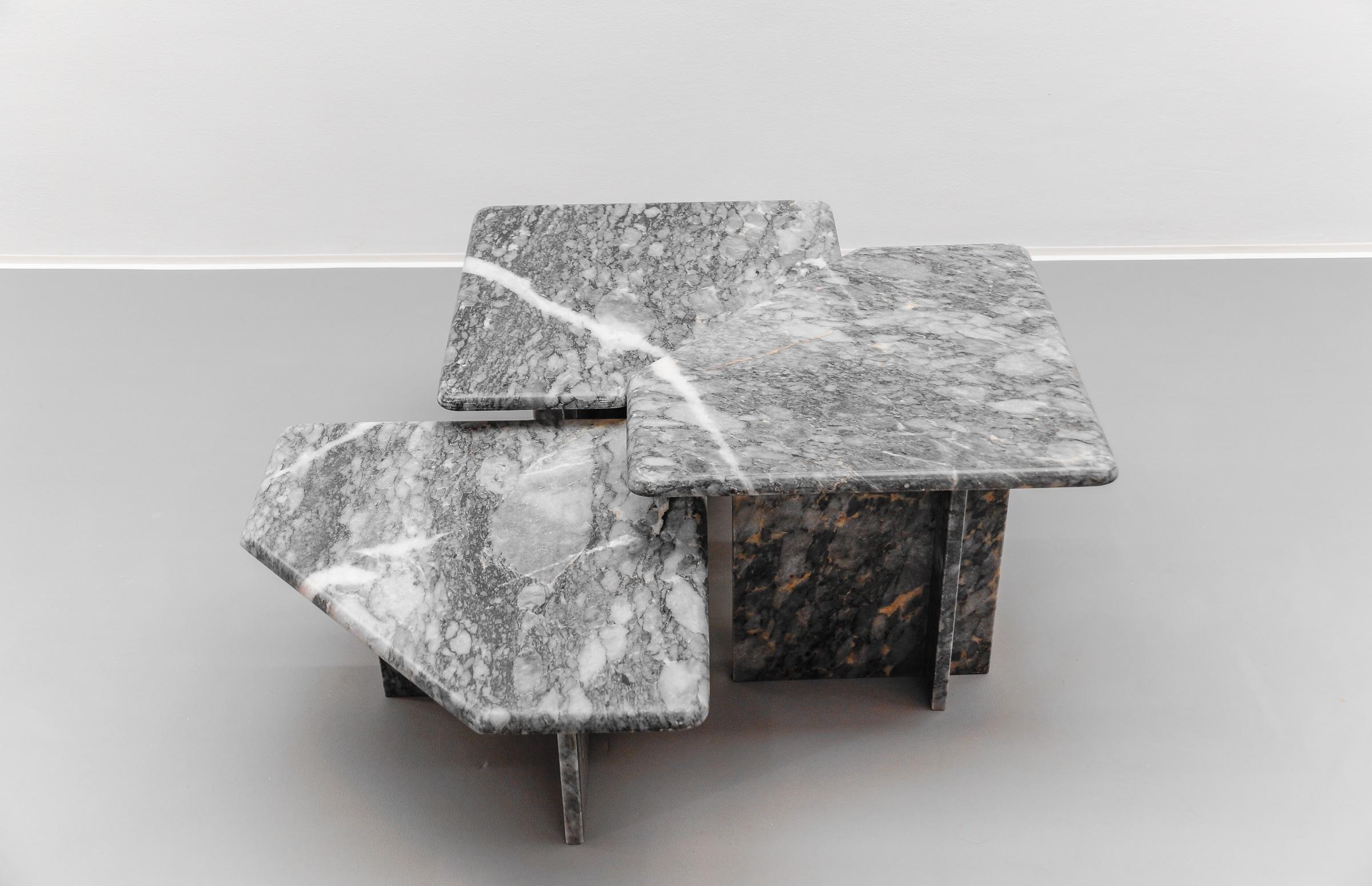 Ensemble de trois tables basses en marbre gris de Carrare, Italie, années 1960 Marbre italien en vente 1