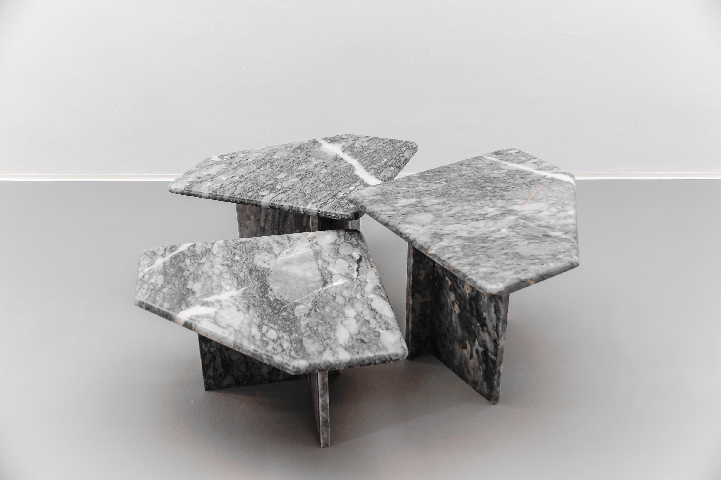 Ensemble de trois tables basses en marbre gris de Carrare, Italie, années 1960 Marbre italien en vente 2