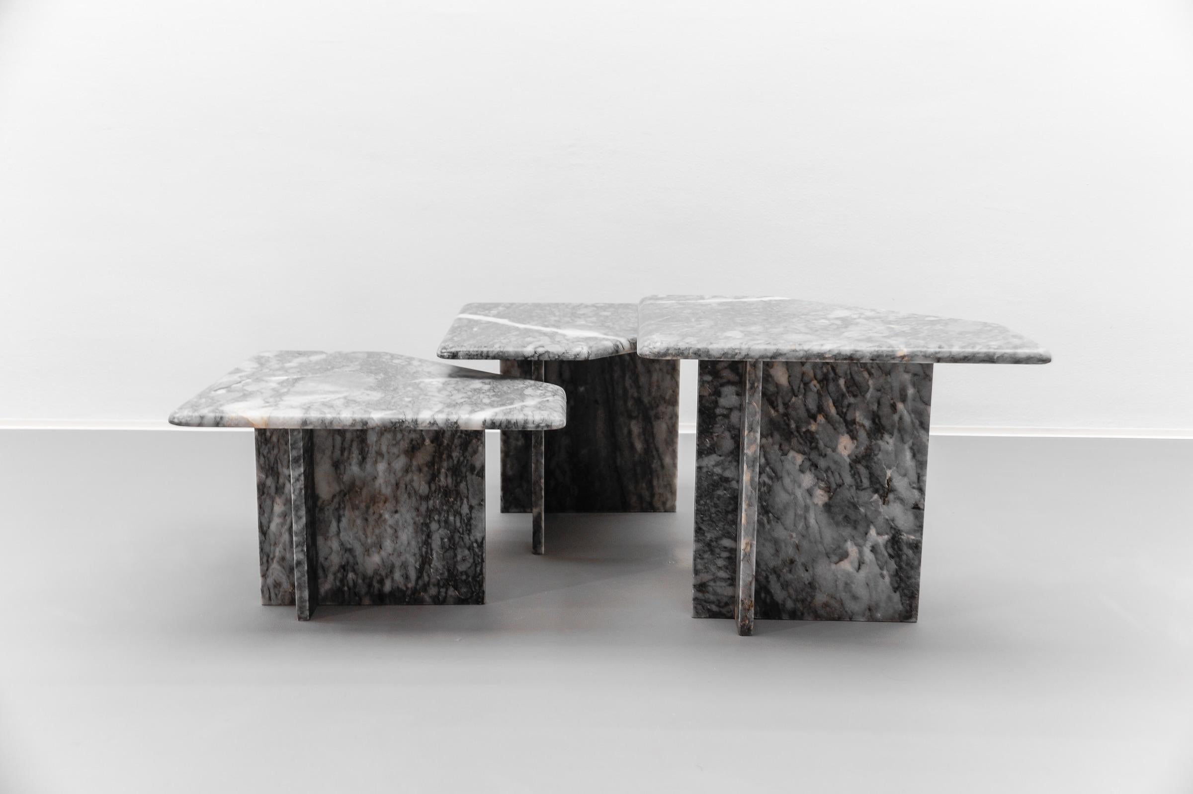 Ensemble de trois tables basses en marbre gris de Carrare, Italie, années 1960 Marbre italien en vente 3