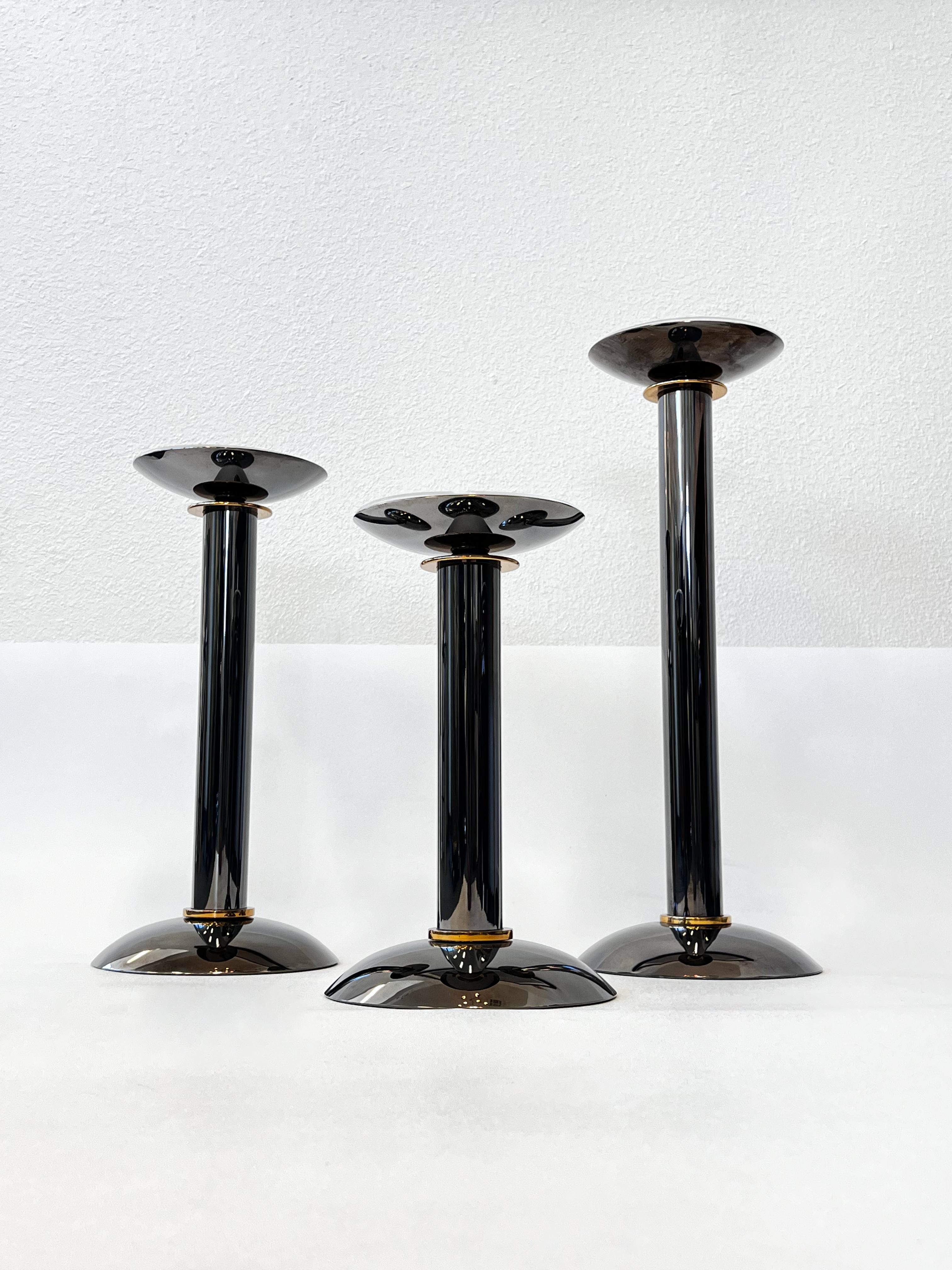 Moderno Set di tre portacandele in ottone e canna di fucile di Karl Springer in vendita