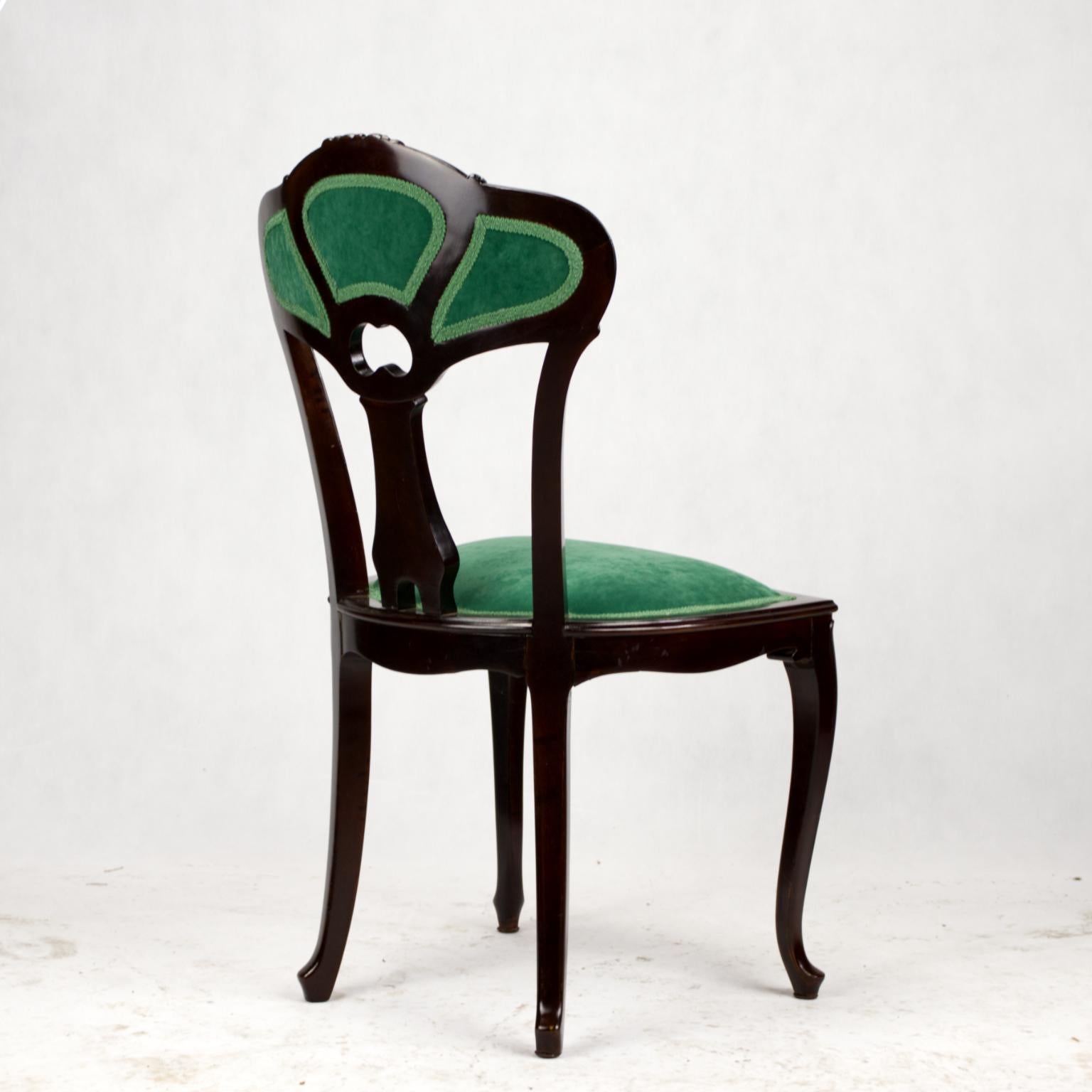 Ensemble de trois chaises Art Carved, circa 1900 en vente 10