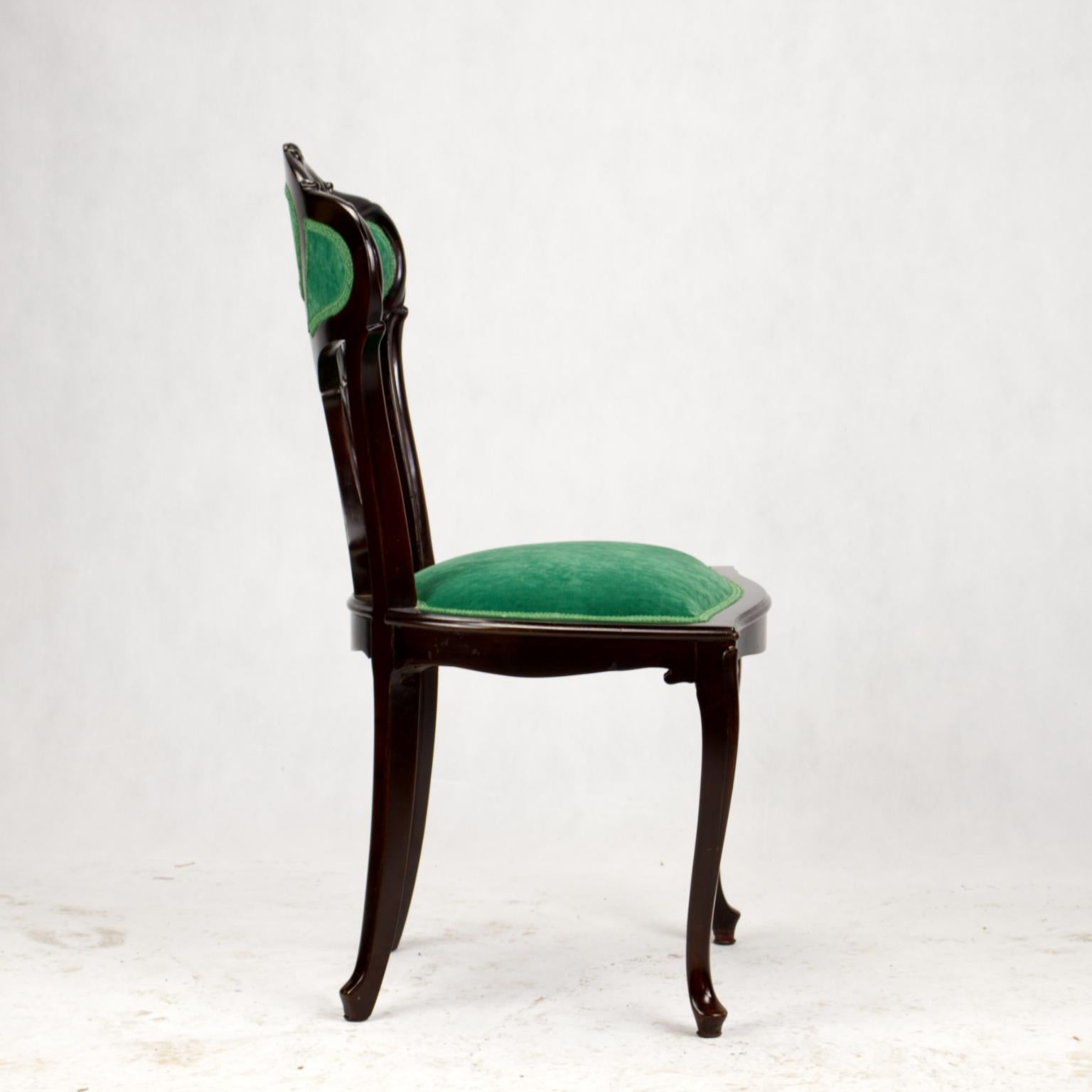 Satz von drei handgeschnitzten Jugendstil-Stühlen, um 1900 im Angebot 11