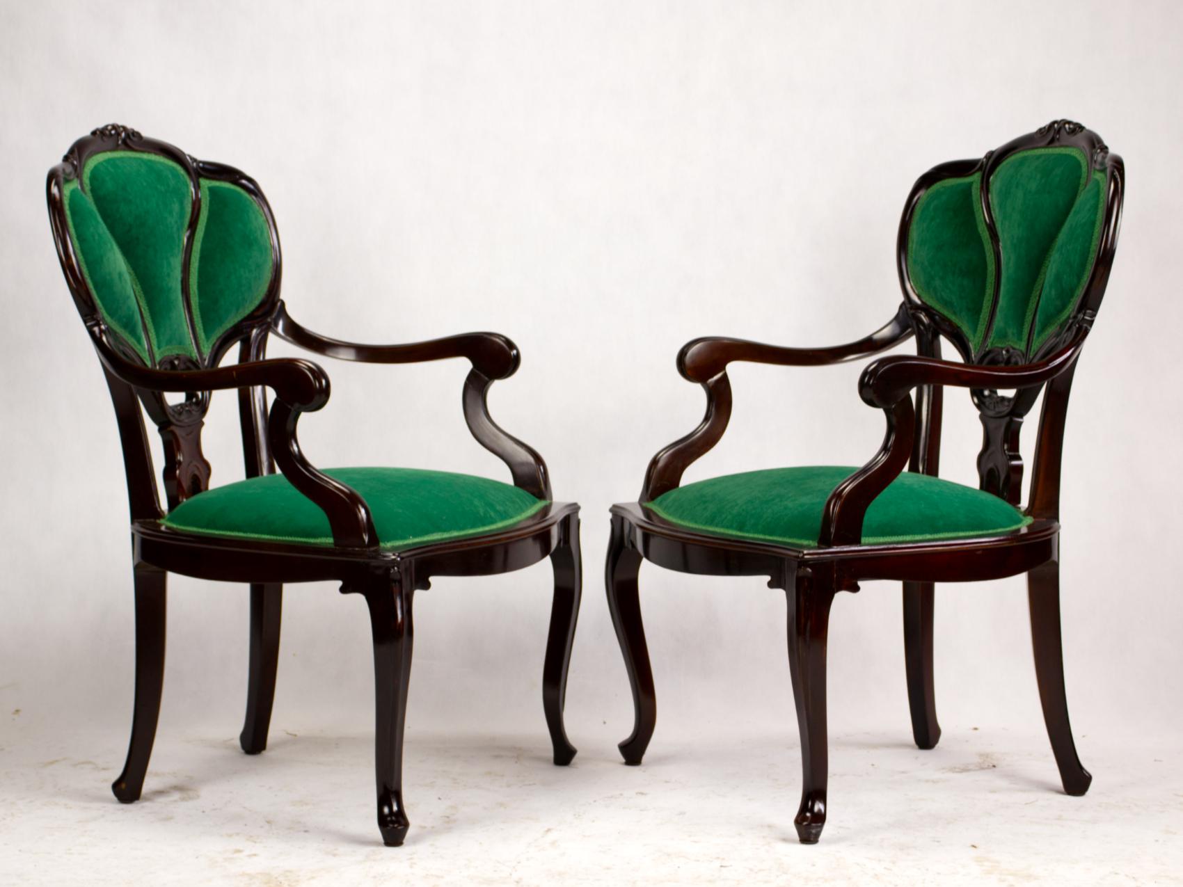 Satz von drei handgeschnitzten Jugendstil-Stühlen, um 1900 (Europäisch) im Angebot