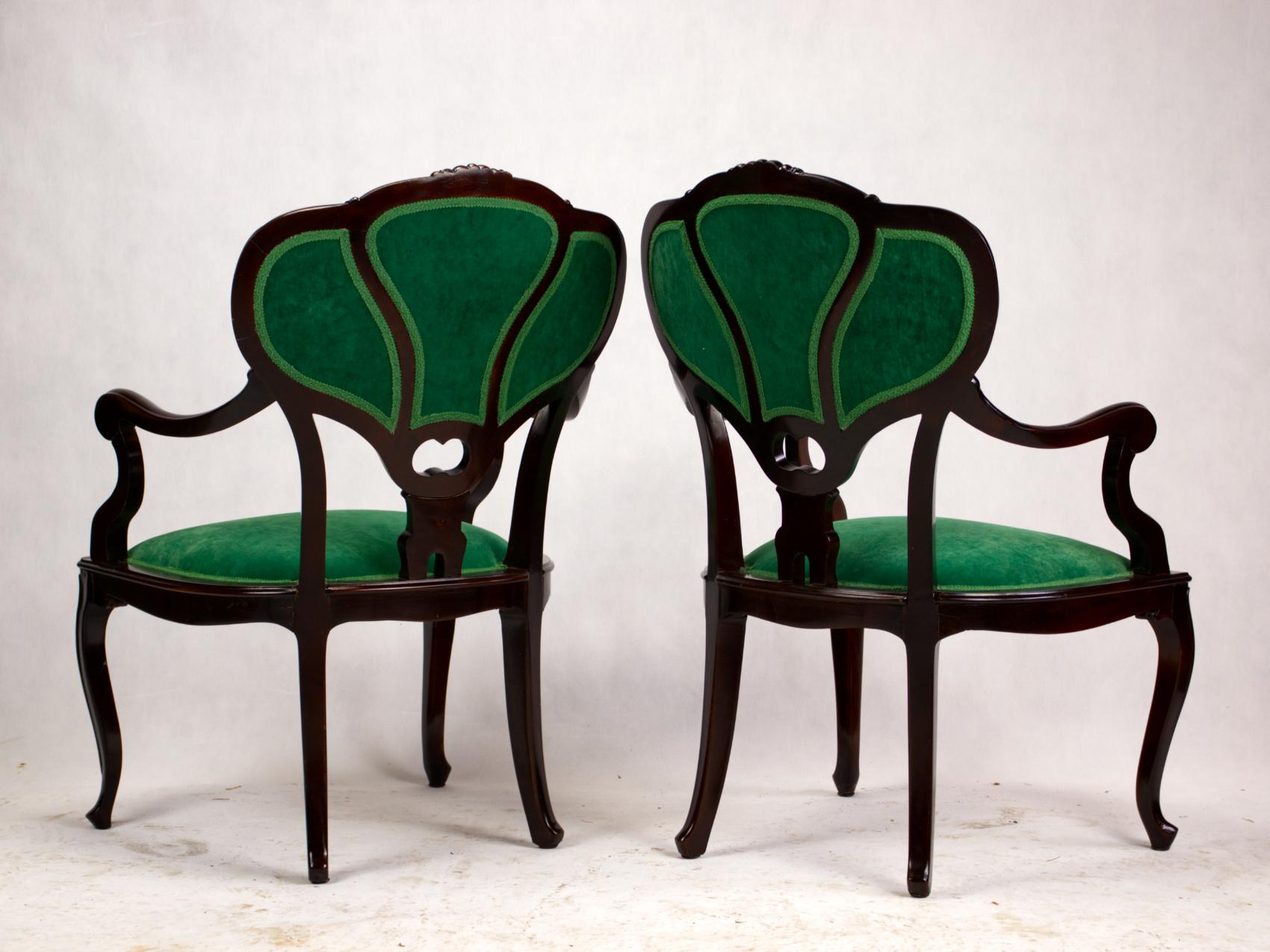 Satz von drei handgeschnitzten Jugendstil-Stühlen, um 1900 (20. Jahrhundert) im Angebot