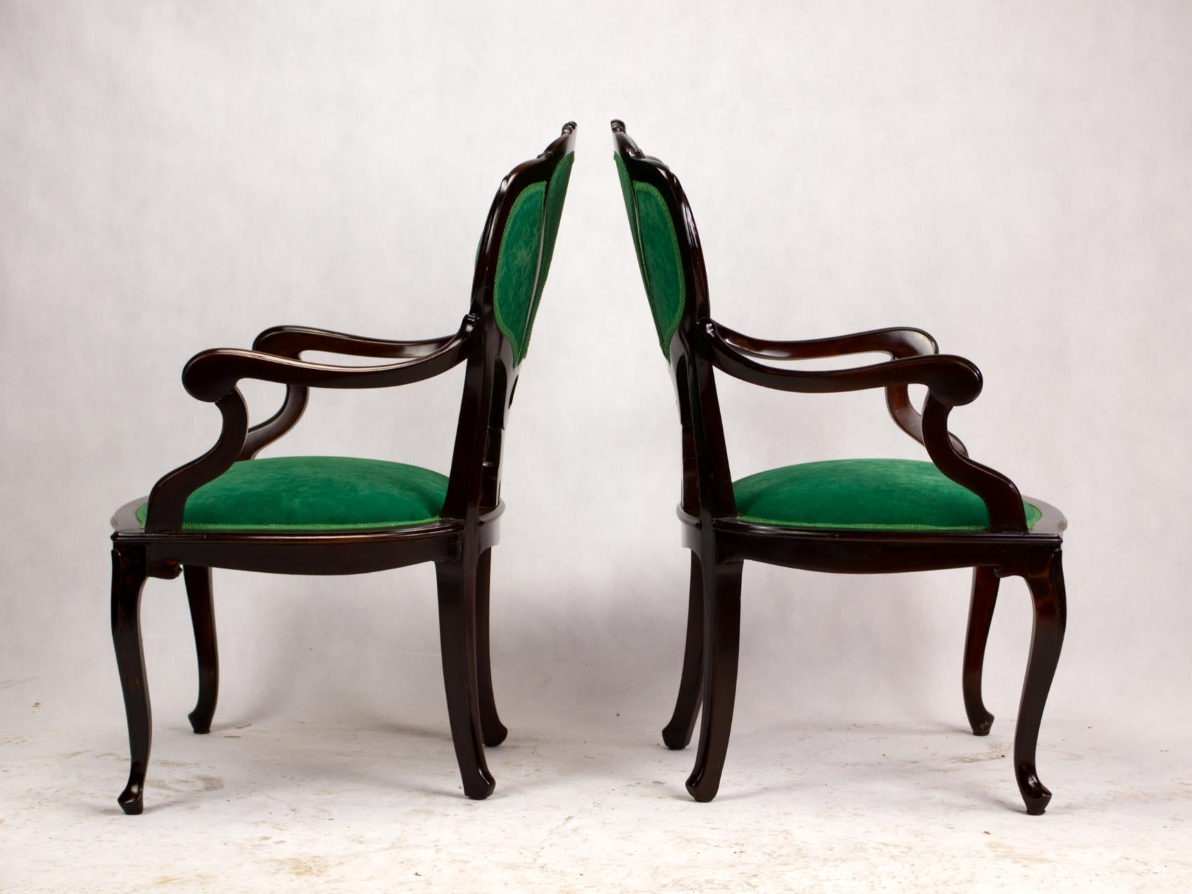 Satz von drei handgeschnitzten Jugendstil-Stühlen, um 1900 (Obstholz) im Angebot