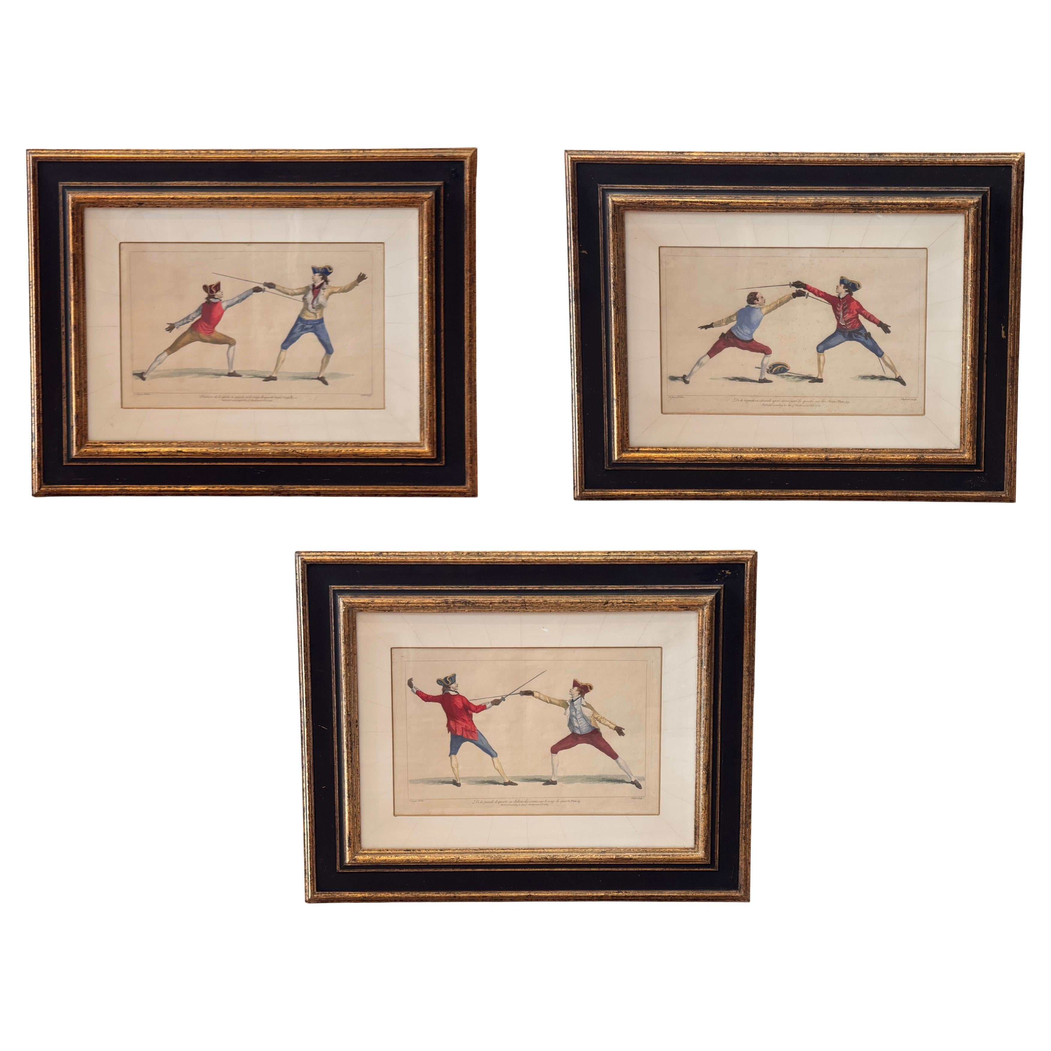 Satz von drei handkolorierten Fechtmotivgravuren im Angebot
