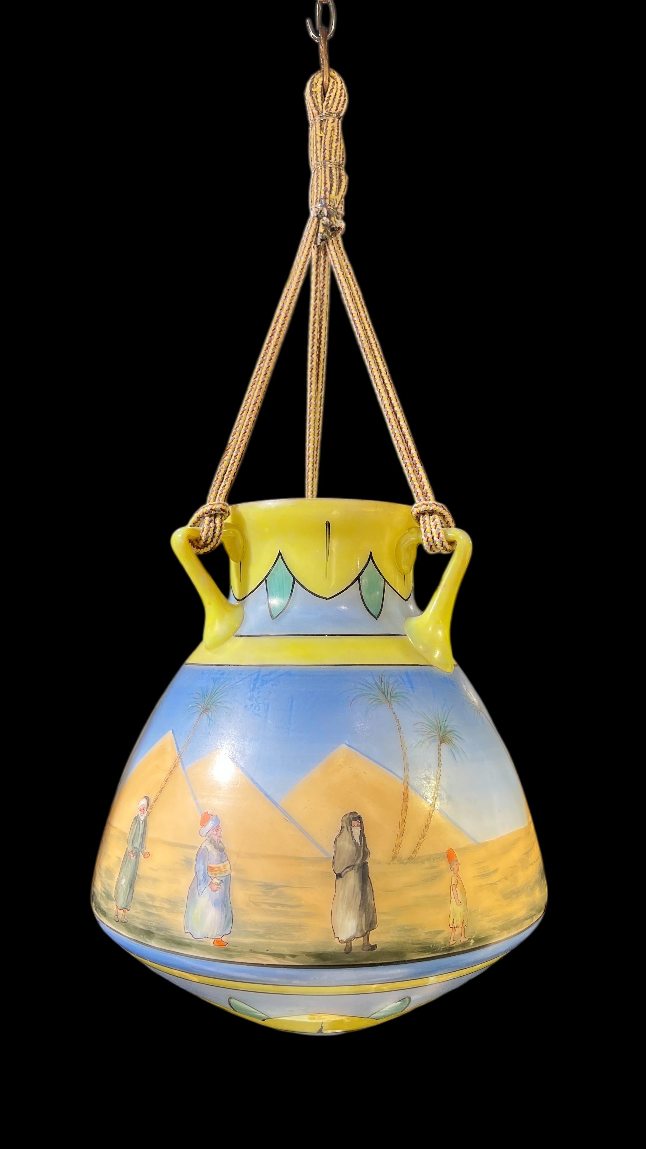 Ensemble de trois lampes de mosquée en verre vintage avec des scènes peintes à la main de divers personnages égyptiens sur le plateau de Gizeh avec les grandes pyramides en arrière-plan, et des cordons de suspension décoratifs.  Chacune mesure 12