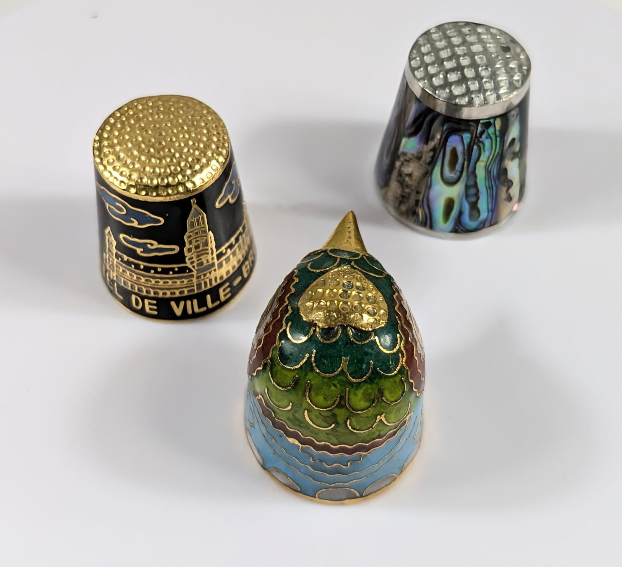 Juego de dos dedales de latón vintage pintados a mano Francés en venta