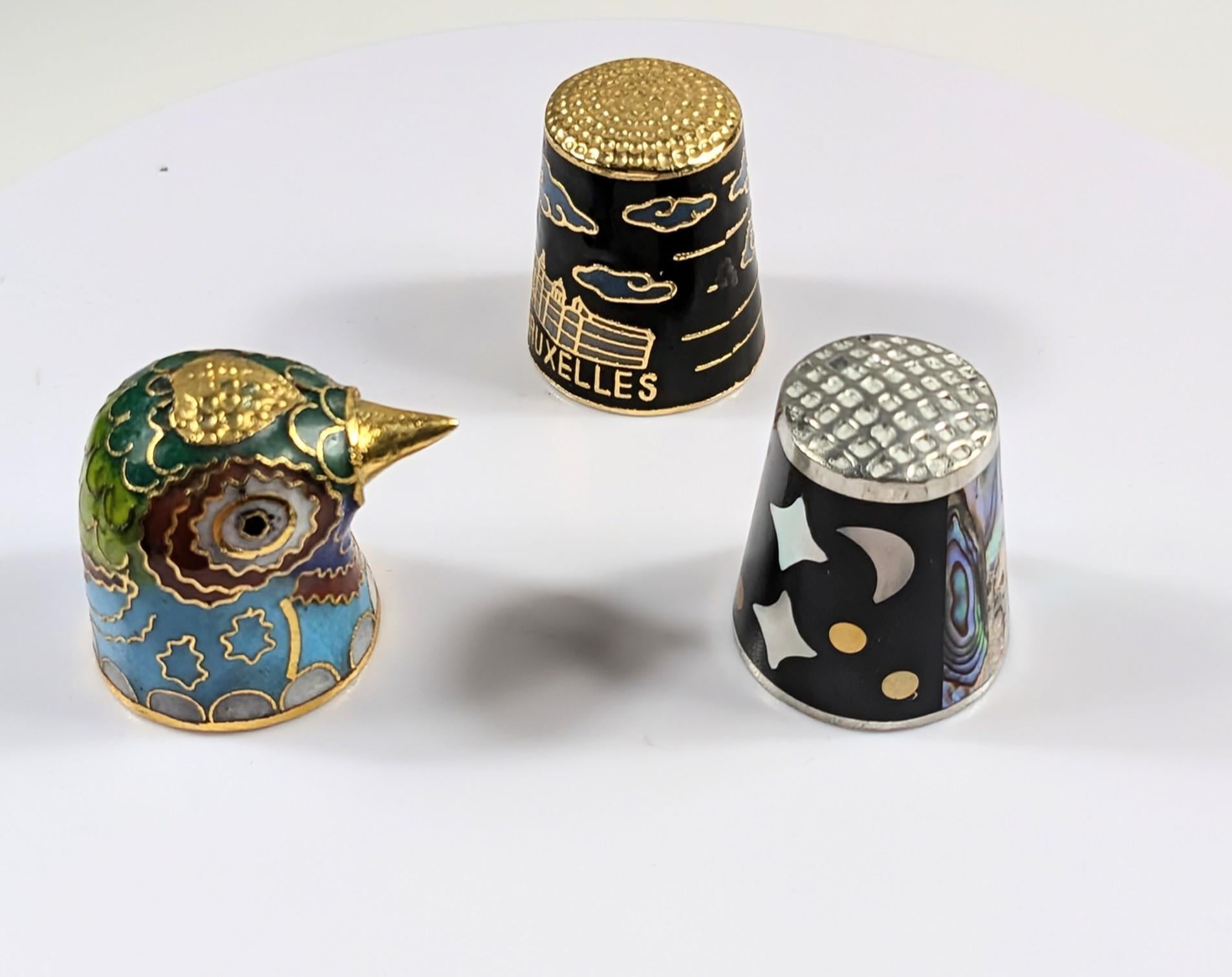 Juego de dos dedales de latón vintage pintados a mano finales del siglo XX en venta