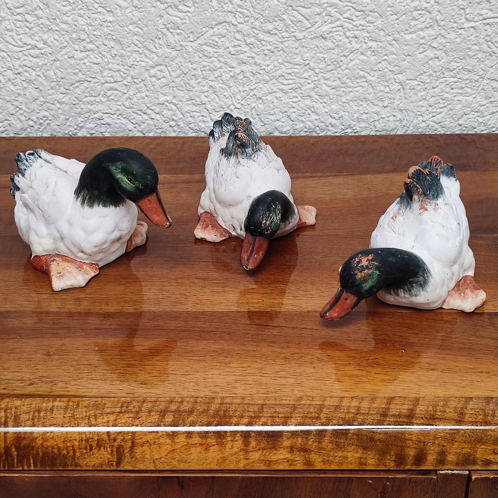 Set de trois canards en céramique vintage peints à la main, décoration de jardin, appelant de canard
Trois canards en céramique dans des positions différentes, détails peints à la main.
Convient aussi bien à la décoration intérieure qu'à celle du