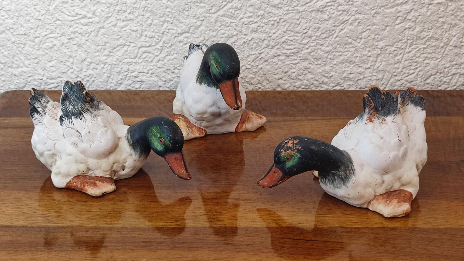 Européen Ensemble de trois canards en céramique peints à la main, décoration de jardin, appelant de canard, 1970 en vente