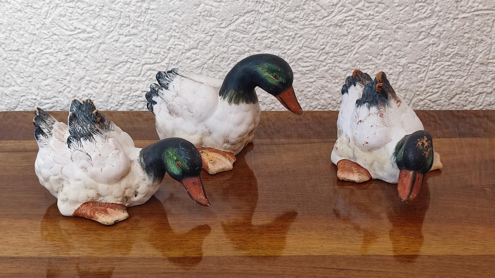 Peint à la main Ensemble de trois canards en céramique peints à la main, décoration de jardin, appelant de canard, 1970 en vente