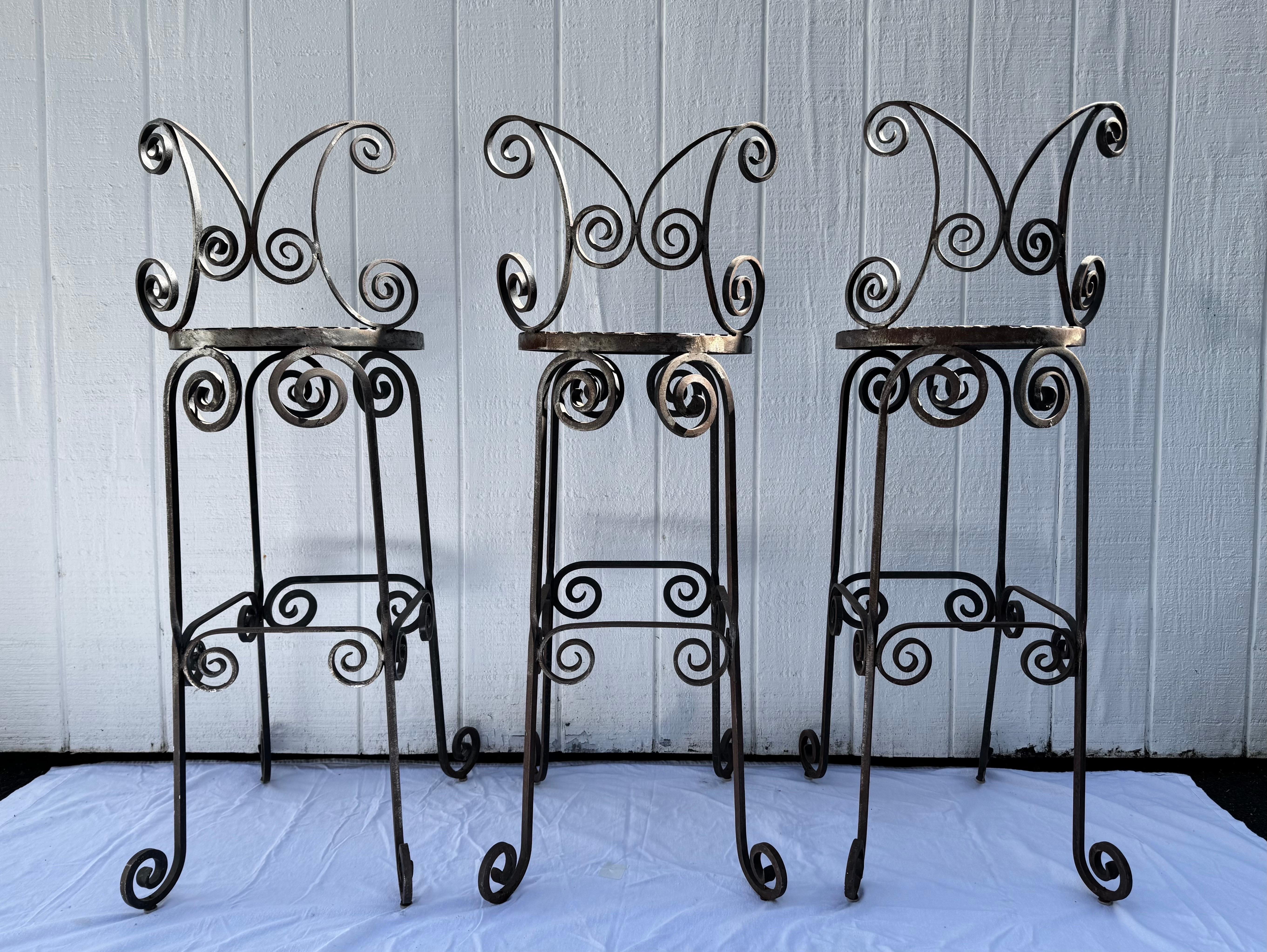 Ensemble de trois tabourets de bar en fer forgé à la main et à volutes Bon état - En vente à Redding, CT