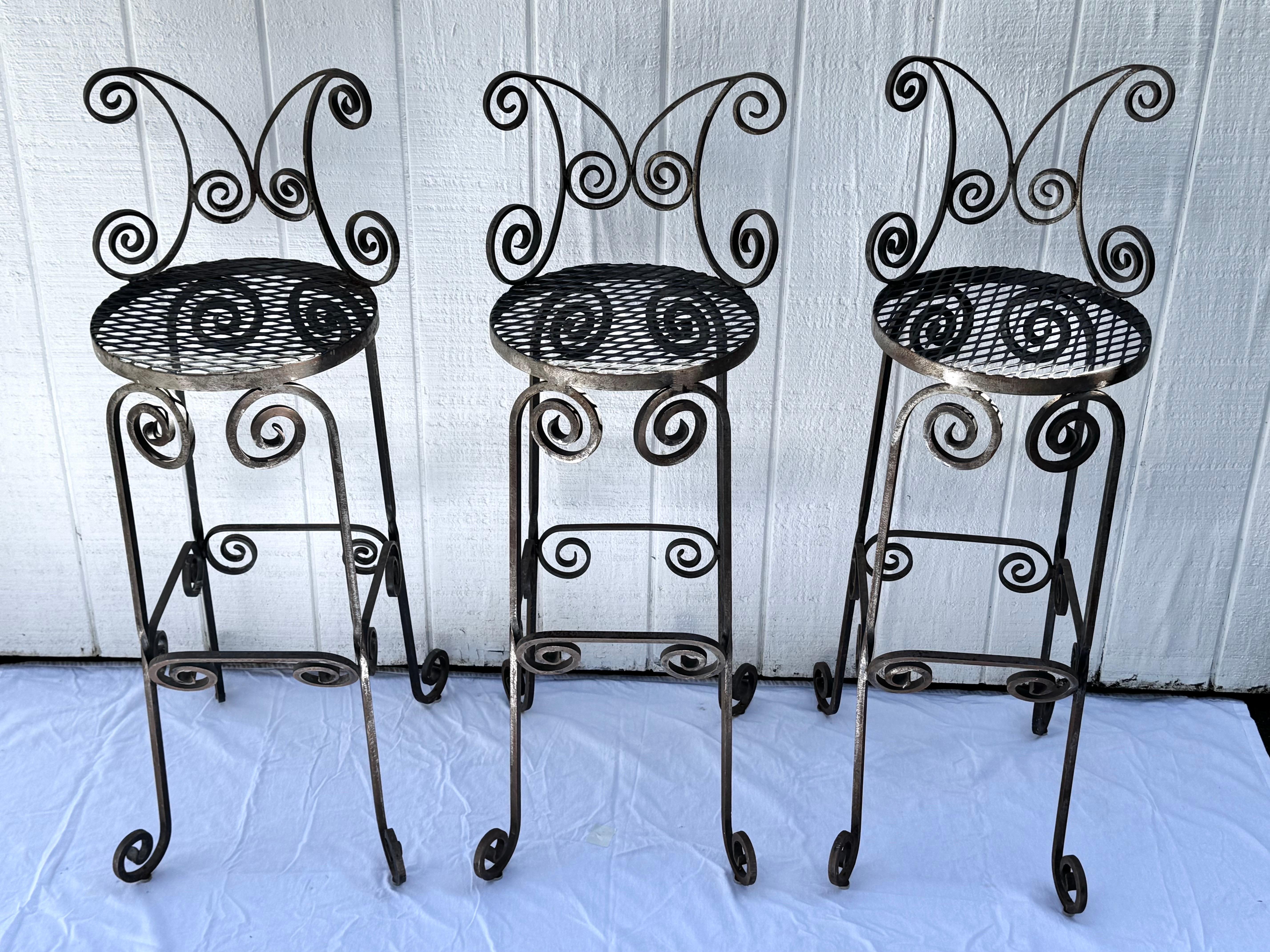 Fer Ensemble de trois tabourets de bar en fer forgé à la main et à volutes en vente