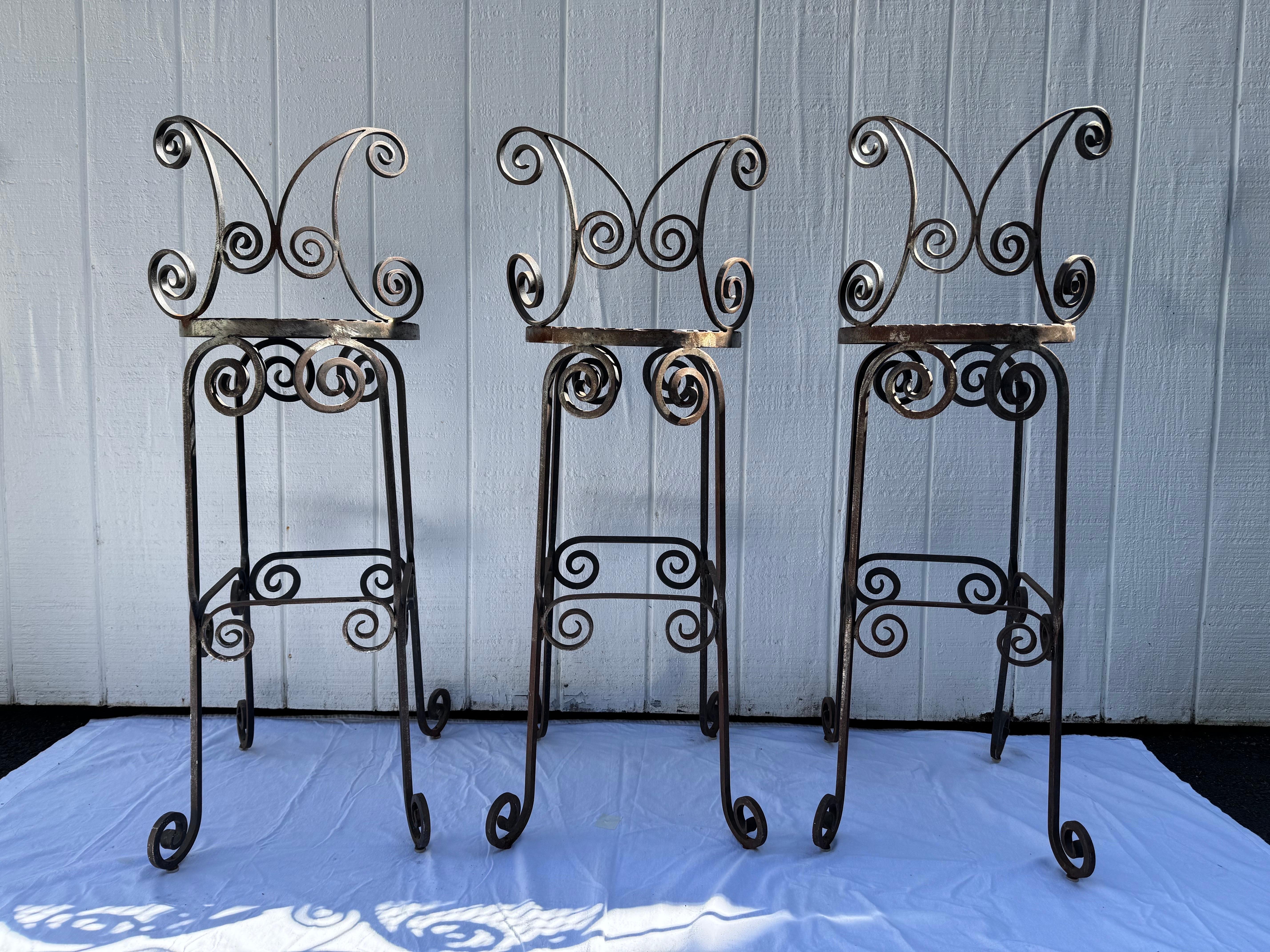 Ensemble de trois tabourets de bar en fer forgé à la main et à volutes en vente 3