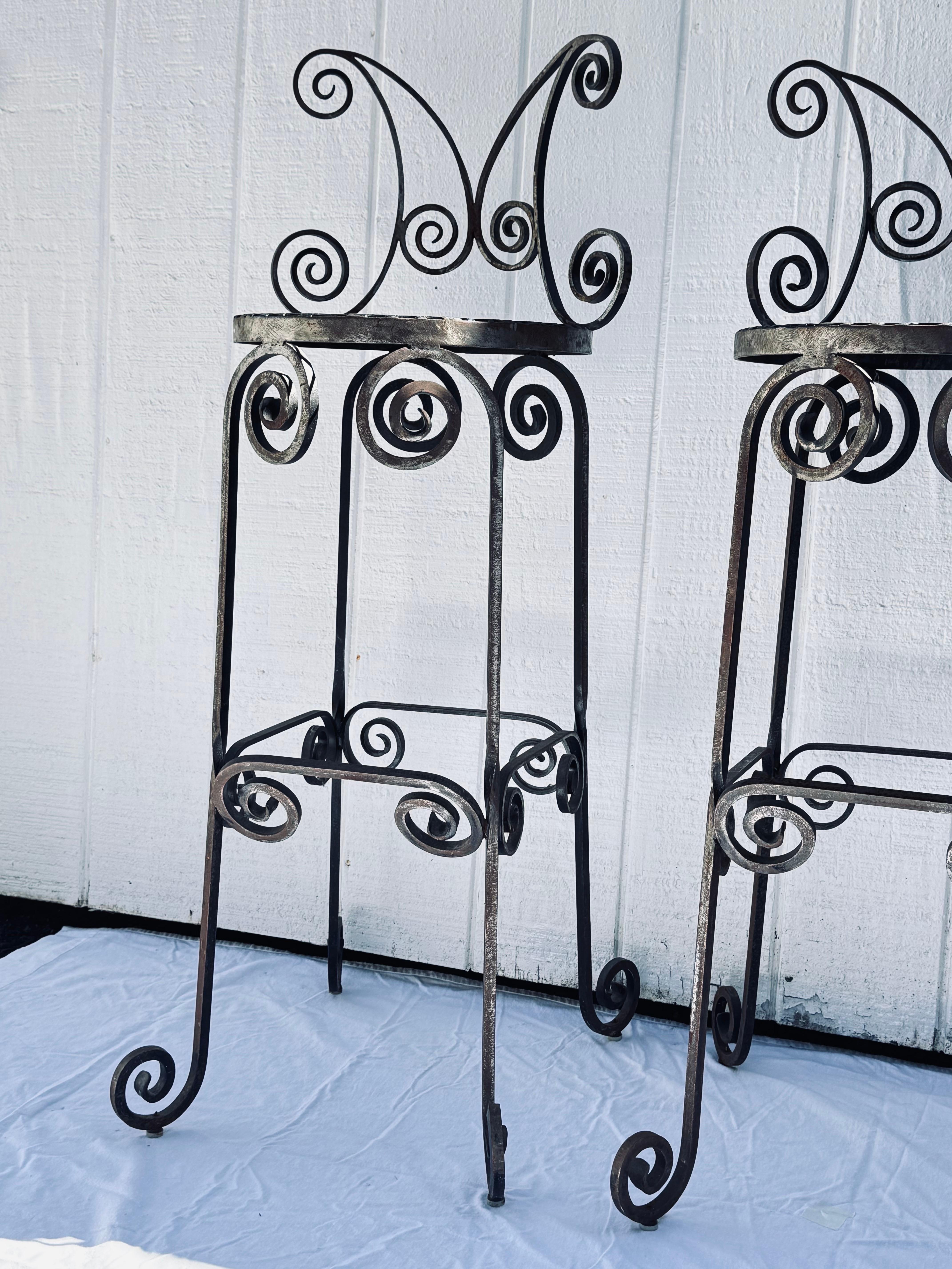 Ensemble de trois tabourets de bar en fer forgé à la main et à volutes en vente 4