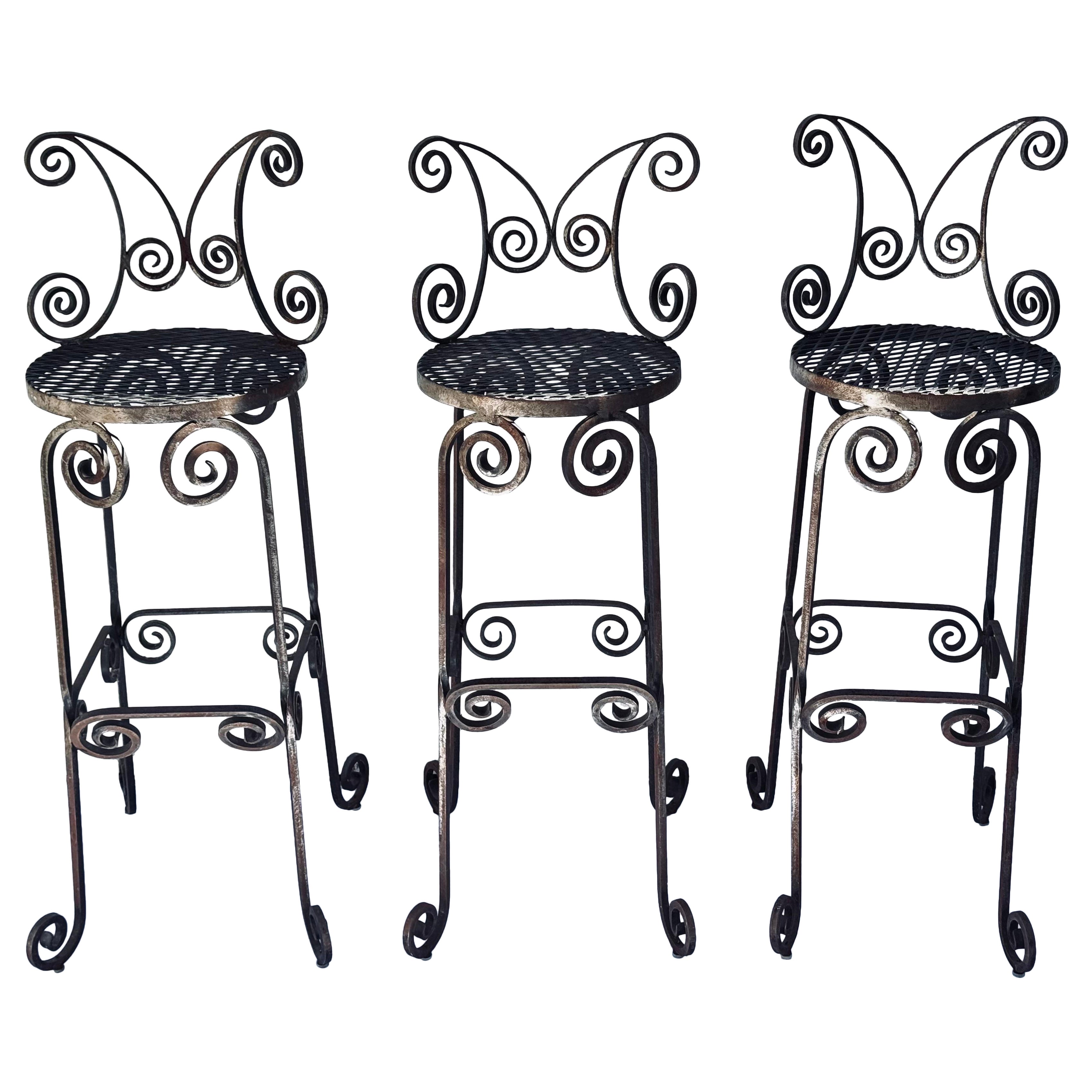 Ensemble de trois tabourets de bar en fer forgé à la main et à volutes