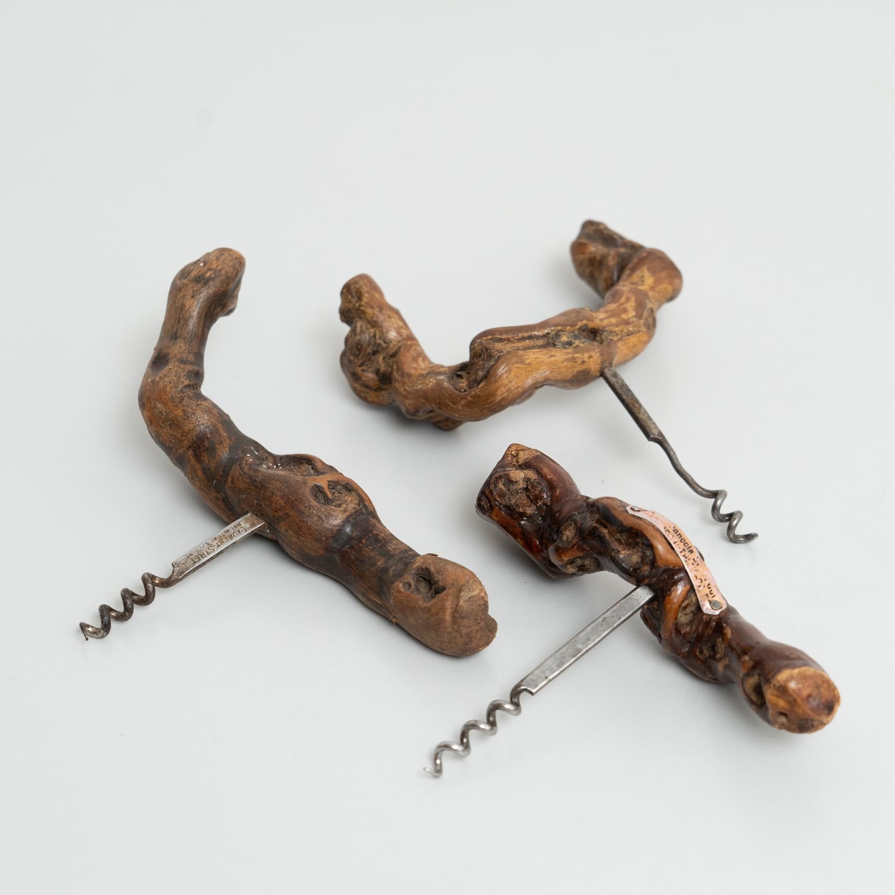 This exceptional set of corkscrews was handcrafted in the 1930s by the renowned French artisan Laurent Siret, who worked from his workshop in Rochefort-sur-Loire. Made from rich brown vine wood, each corkscrew carries a unique rustic charm,