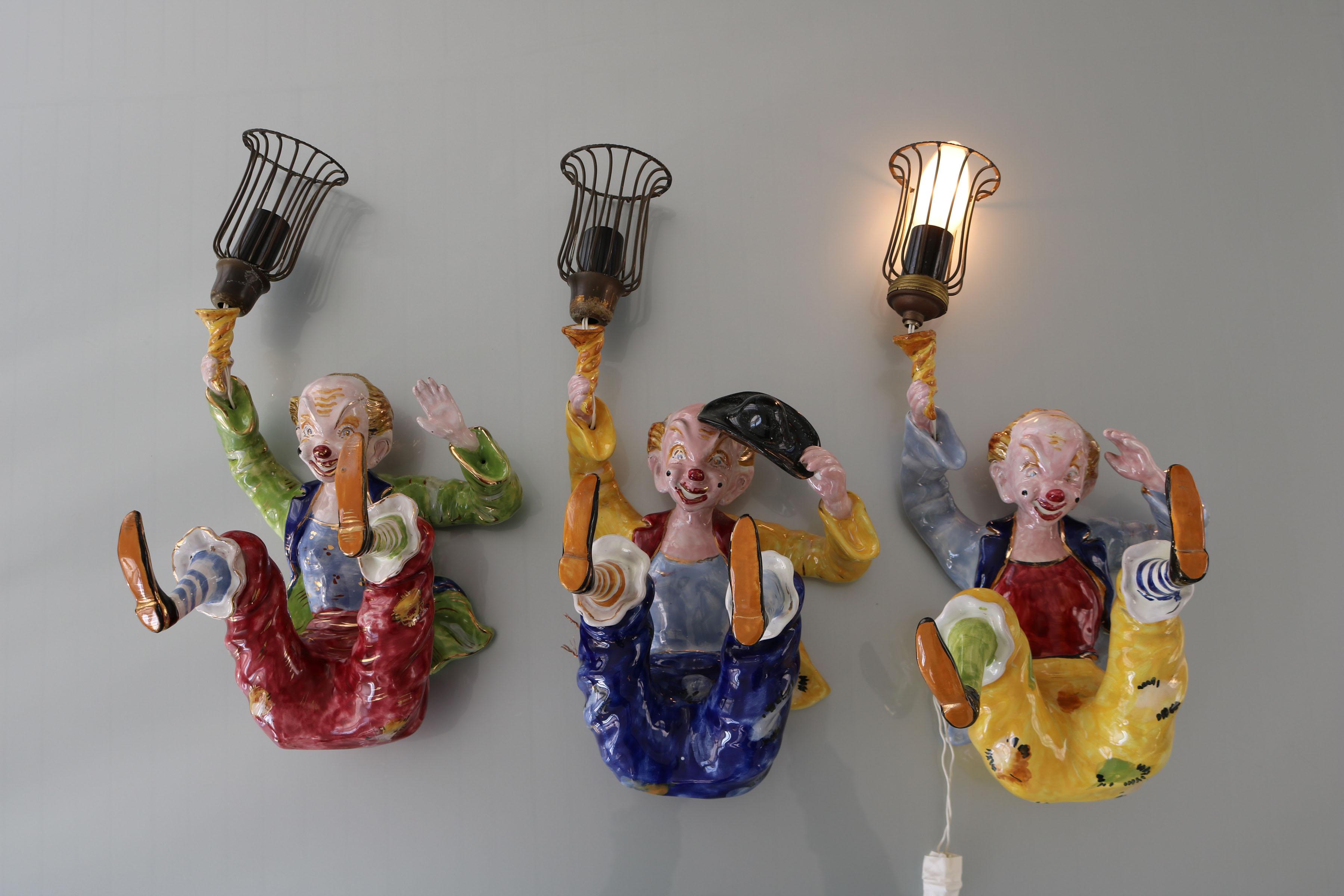 Set von drei handgefertigten „Clown“-Wandleuchtern aus Keramik aus Italien, 1950er Jahre im Angebot 12
