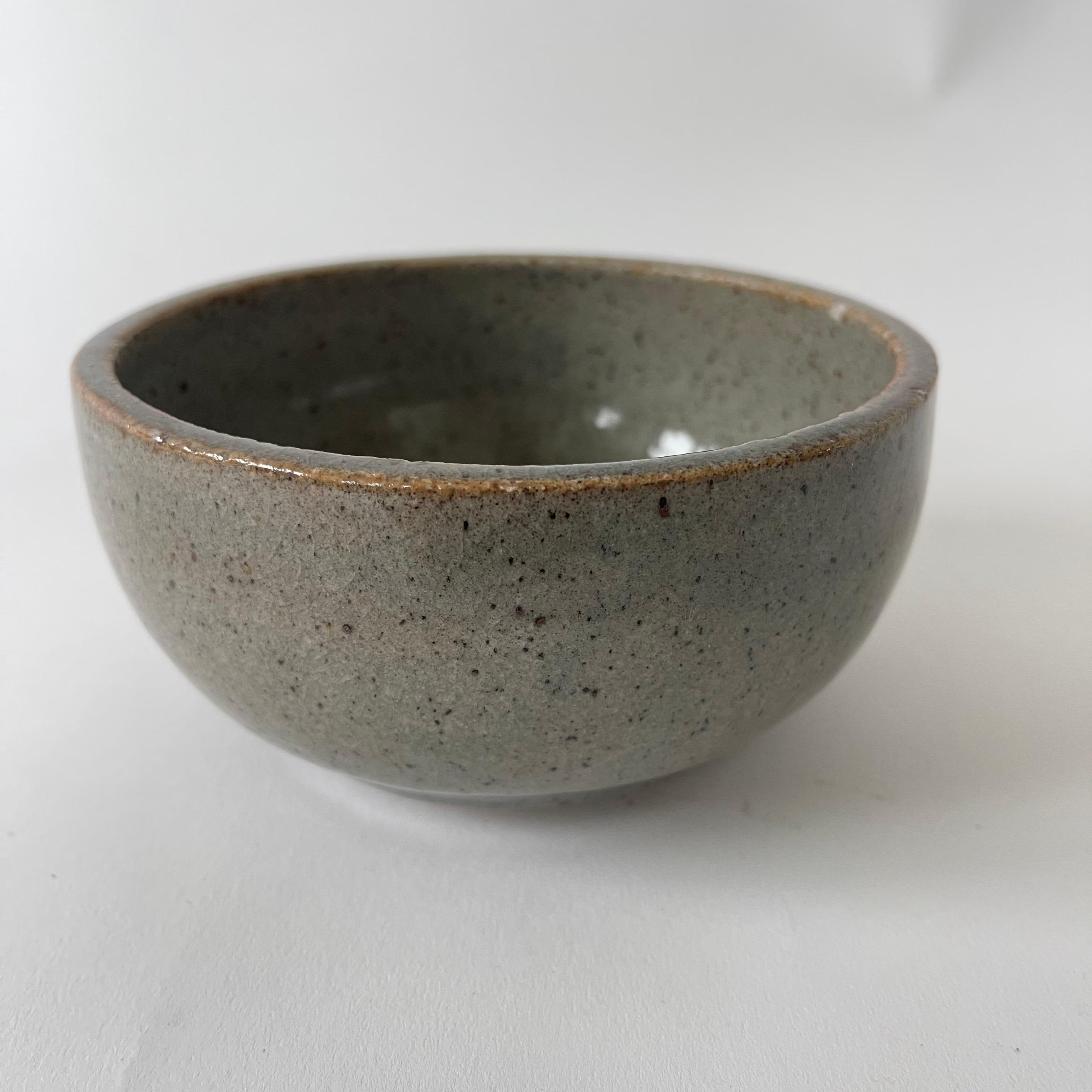 Ensemble de trois bols faits à la main en Gray Studio Pottery Jaune Gris Bleu Marqué RL, USA années 1960 en vente 2