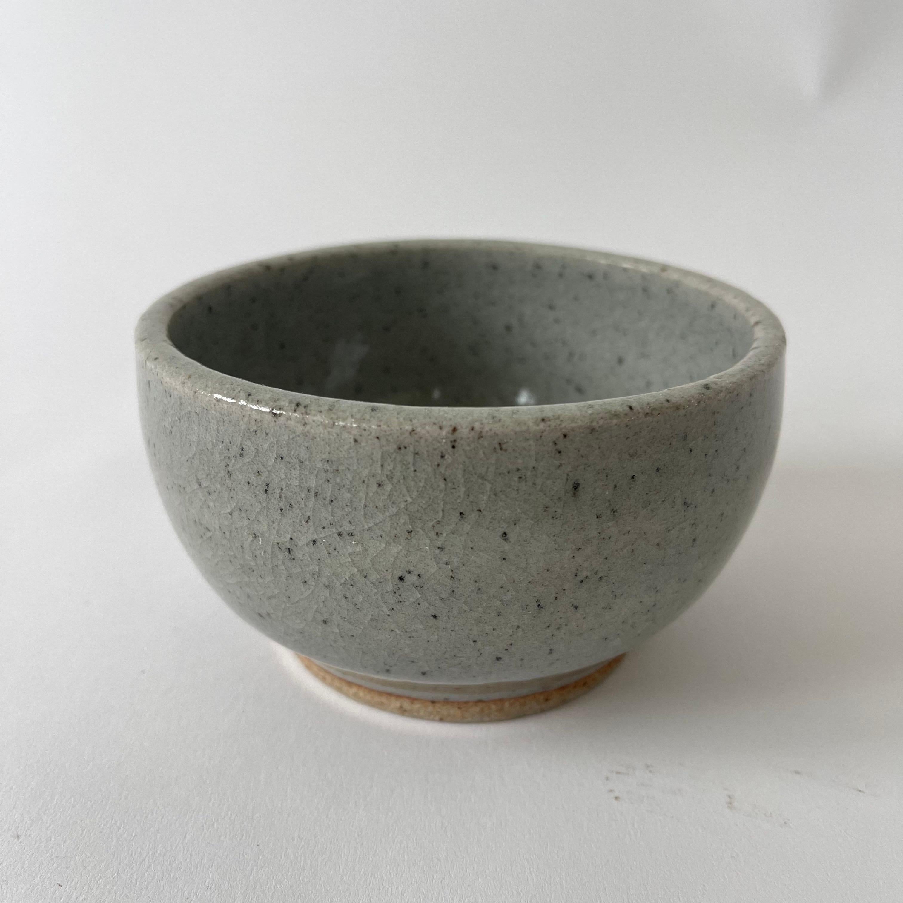 Ensemble de trois bols faits à la main en Gray Studio Pottery Jaune Gris Bleu Marqué RL, USA années 1960 en vente 3