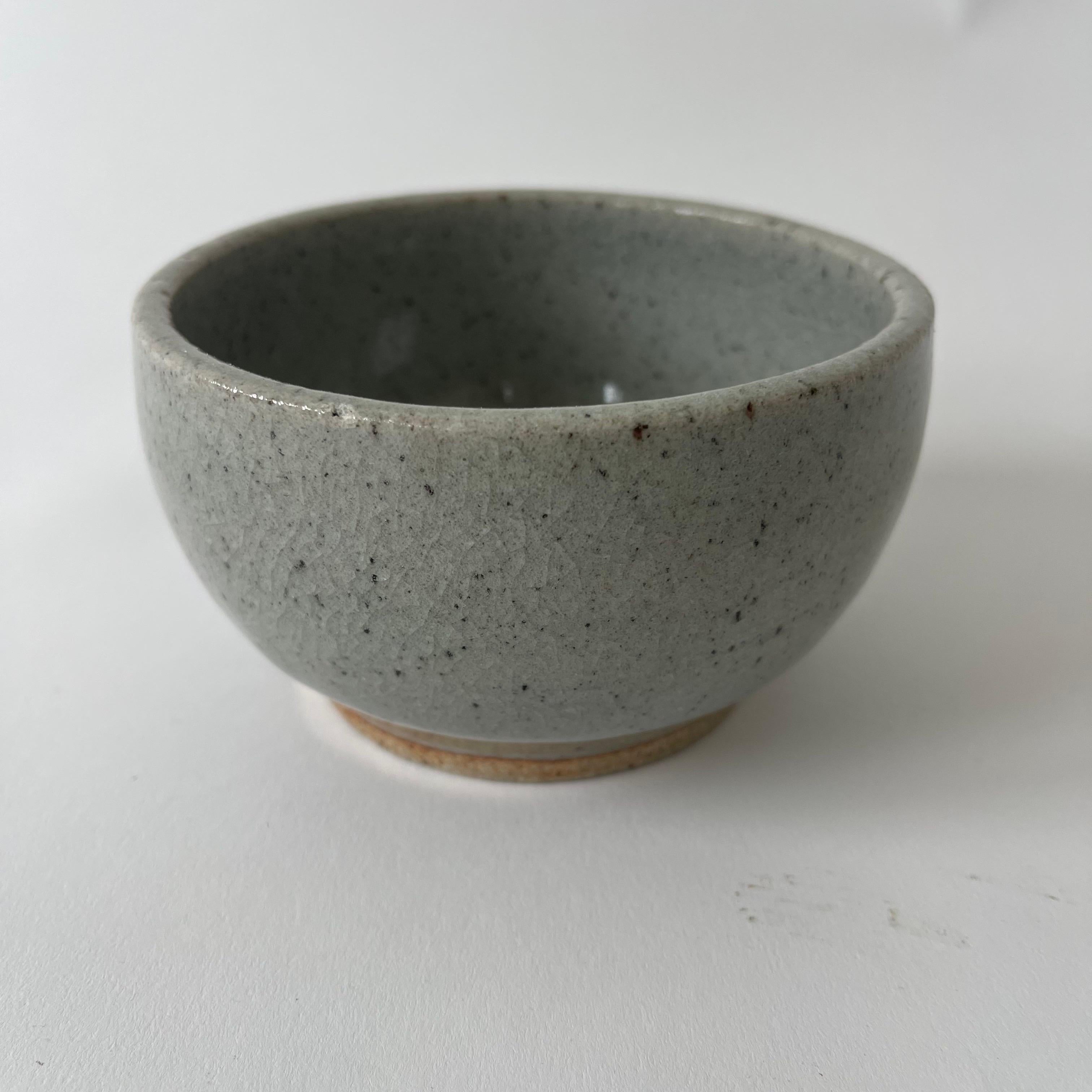 Ensemble de trois bols faits à la main en Gray Studio Pottery Jaune Gris Bleu Marqué RL, USA années 1960 en vente 4