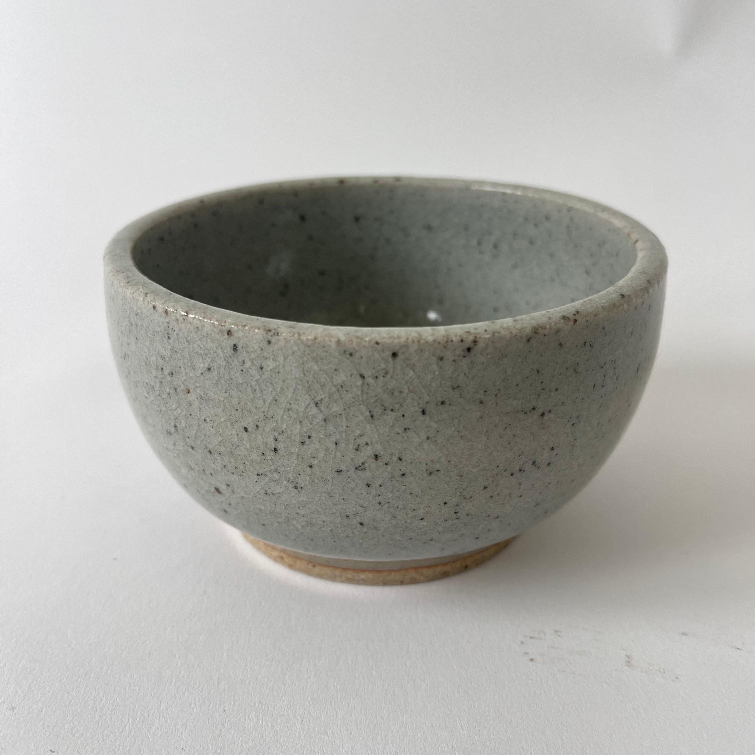 Ensemble de trois bols faits à la main en Gray Studio Pottery Jaune Gris Bleu Marqué RL, USA années 1960 en vente 5