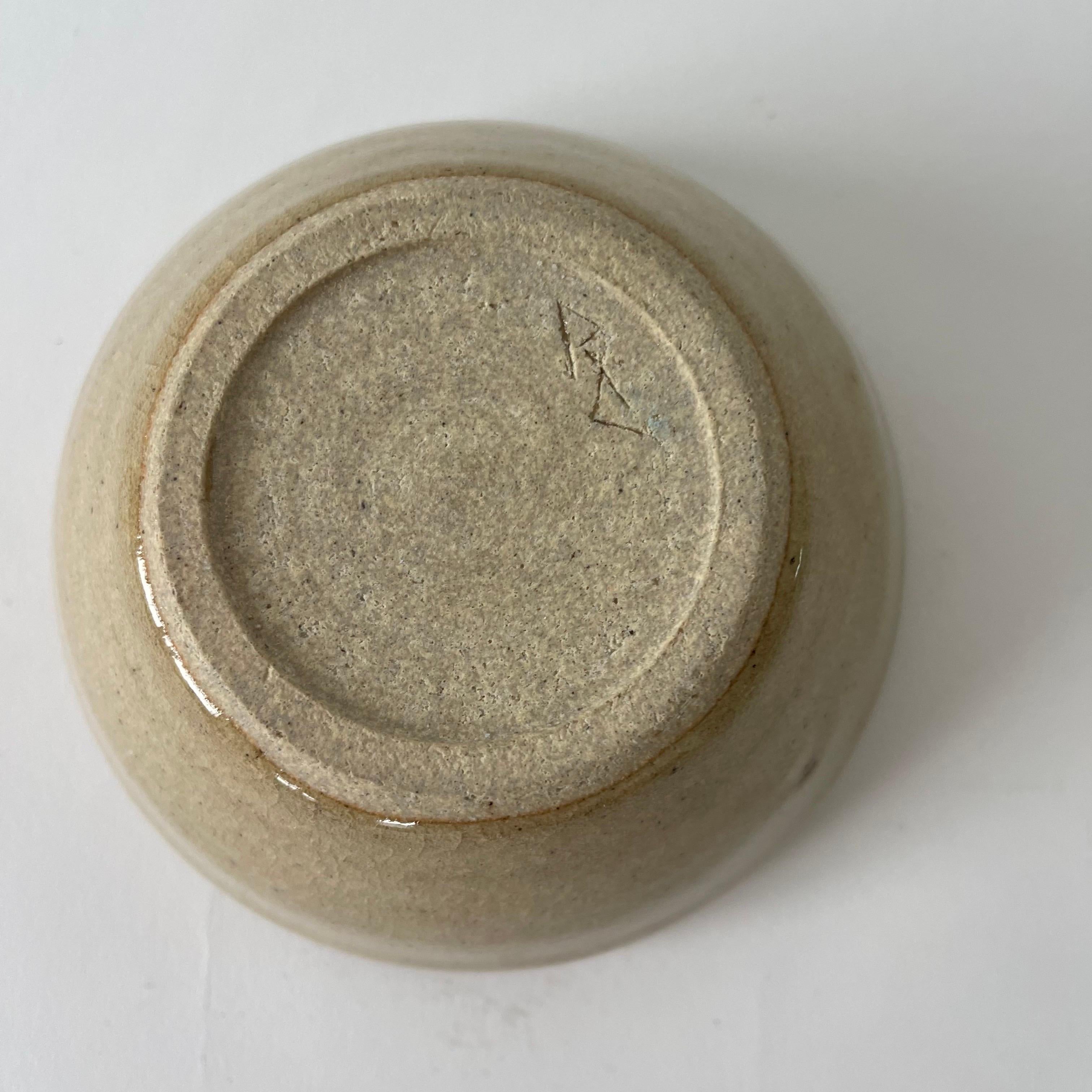 Ensemble de trois bols faits à la main en Gray Studio Pottery Jaune Gris Bleu Marqué RL, USA années 1960 en vente 6
