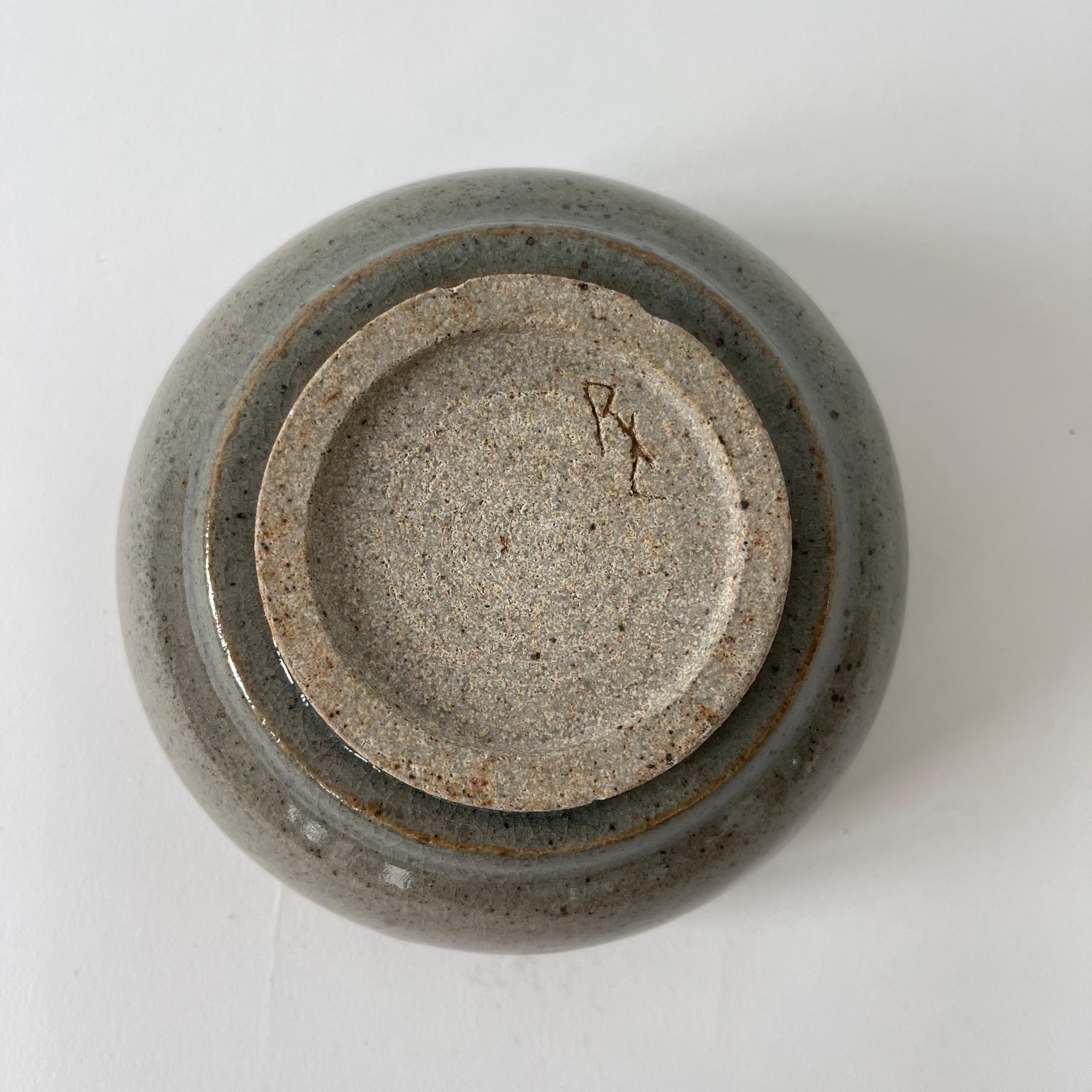 Ensemble de trois bols faits à la main en Gray Studio Pottery Jaune Gris Bleu Marqué RL, USA années 1960 en vente 7