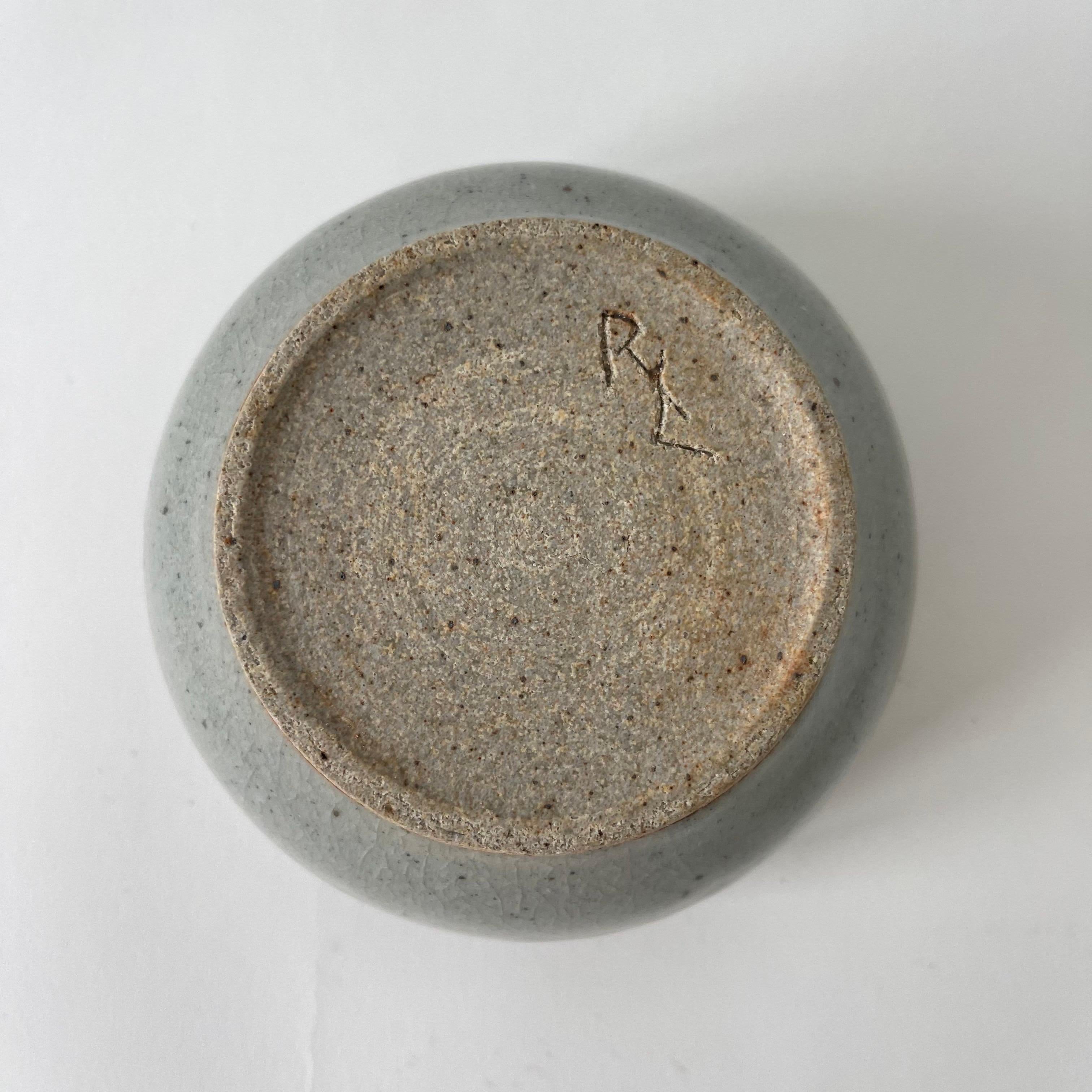Ensemble de trois bols faits à la main en Gray Studio Pottery Jaune Gris Bleu Marqué RL, USA années 1960 en vente 8