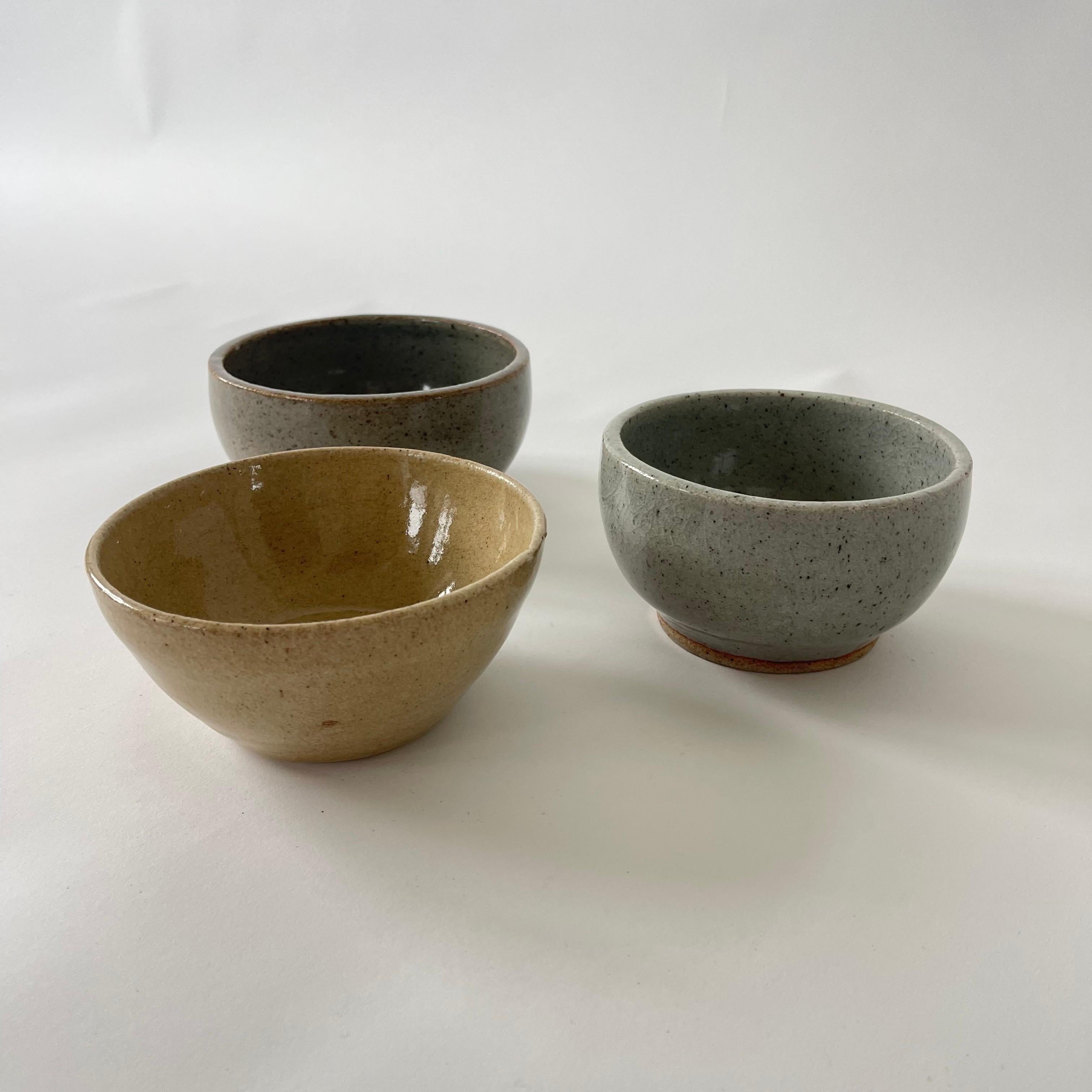 Mid-Century Modern Ensemble de trois bols faits à la main en Gray Studio Pottery Jaune Gris Bleu Marqué RL, USA années 1960 en vente