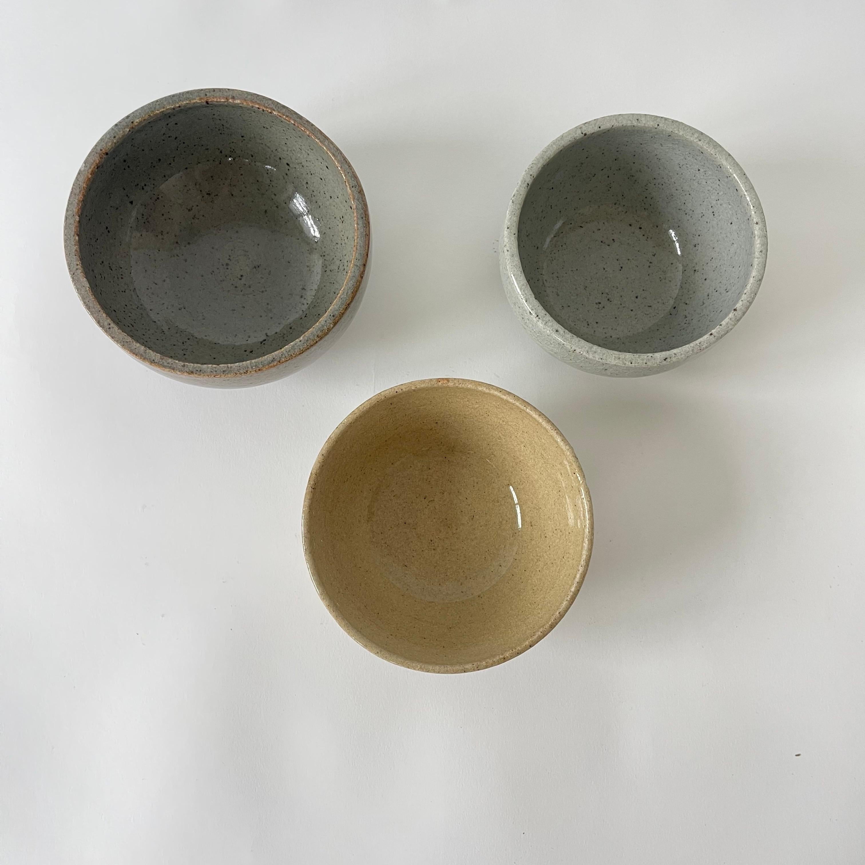 Américain Ensemble de trois bols faits à la main en Gray Studio Pottery Jaune Gris Bleu Marqué RL, USA années 1960 en vente