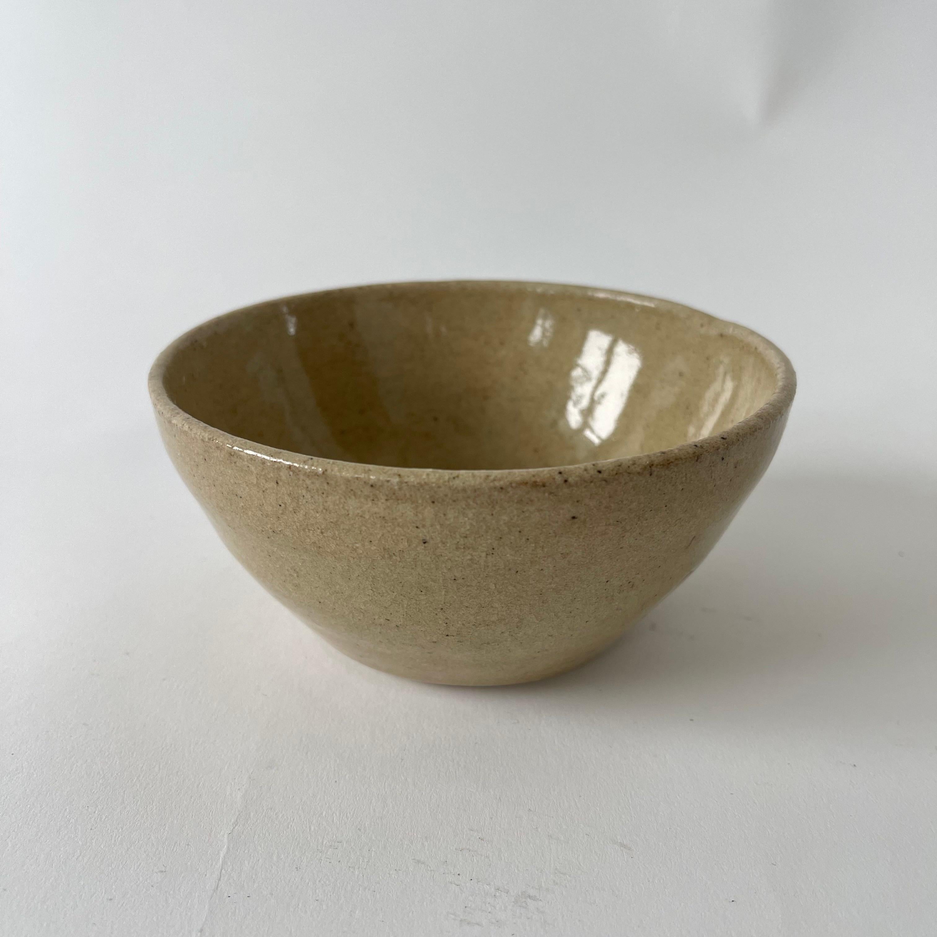 Vernissé Ensemble de trois bols faits à la main en Gray Studio Pottery Jaune Gris Bleu Marqué RL, USA années 1960 en vente